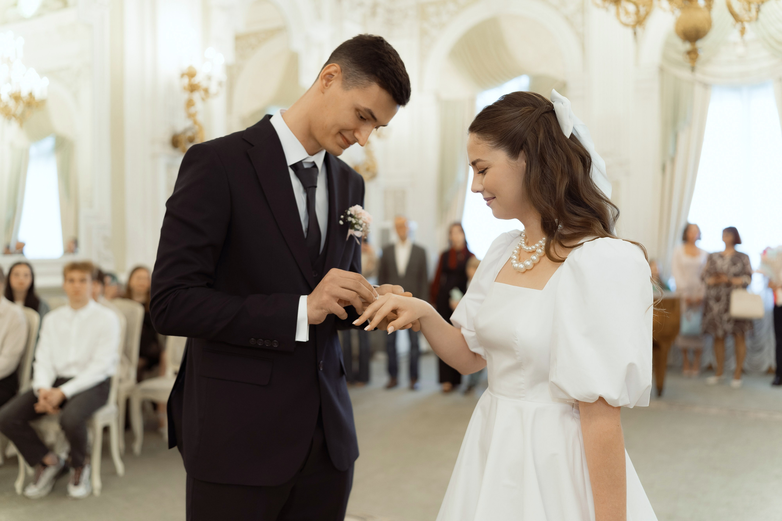 Жених надевает кольцо невесте, важный момент свадебной церемонии