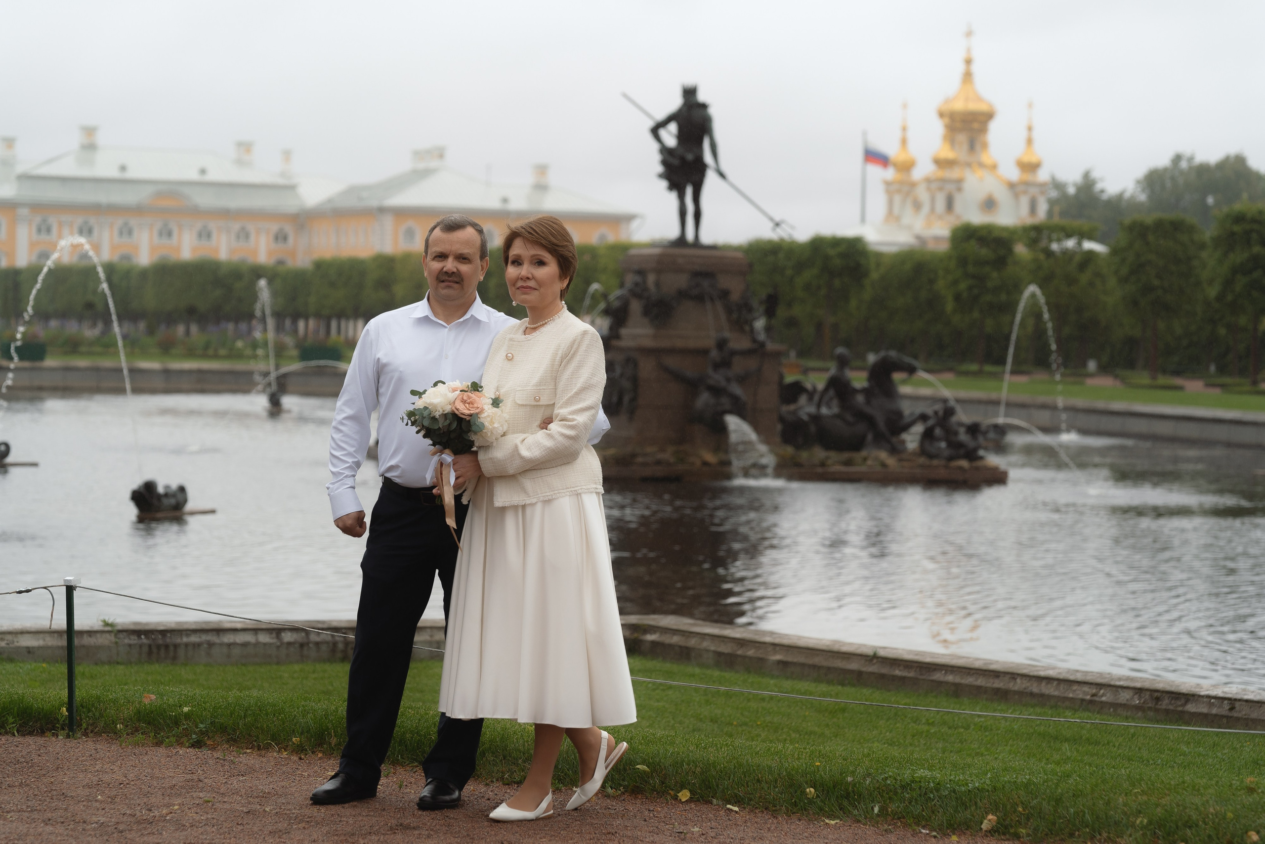 Молодожёны на фоне фонтана в Петергофе