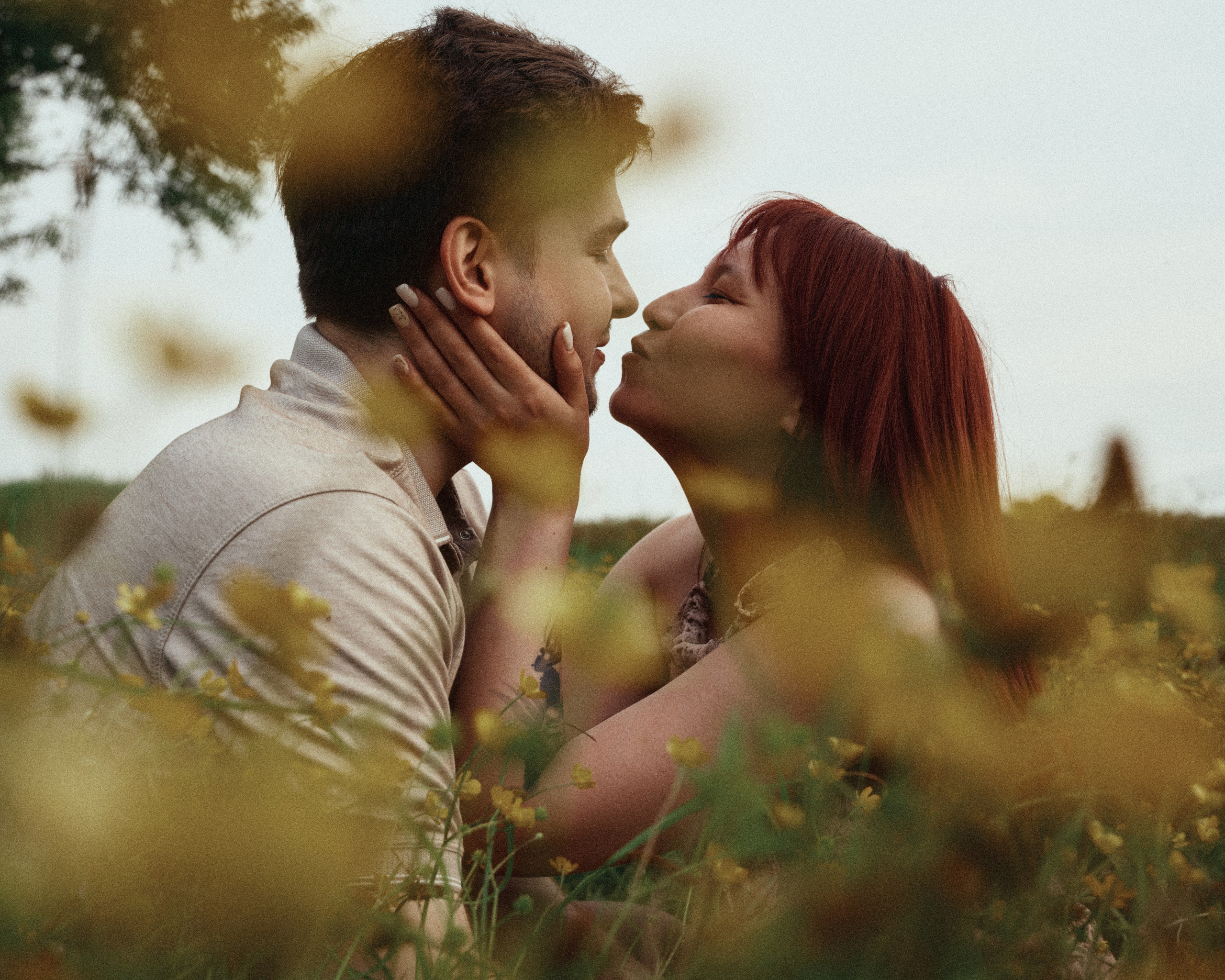 парная фотосессия на природе с цветами