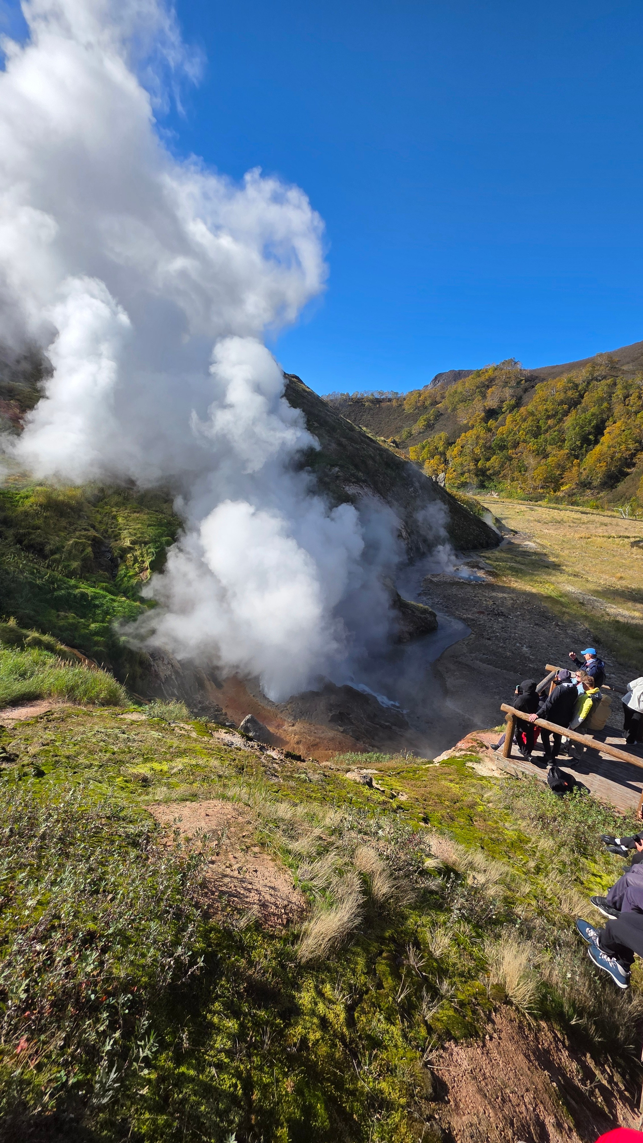 Вертолетная экскурсия в Долину гейзеров, кальдеру вулкана Узон и Налычевские горячие источники. Экскурсионные туры по Камчатке