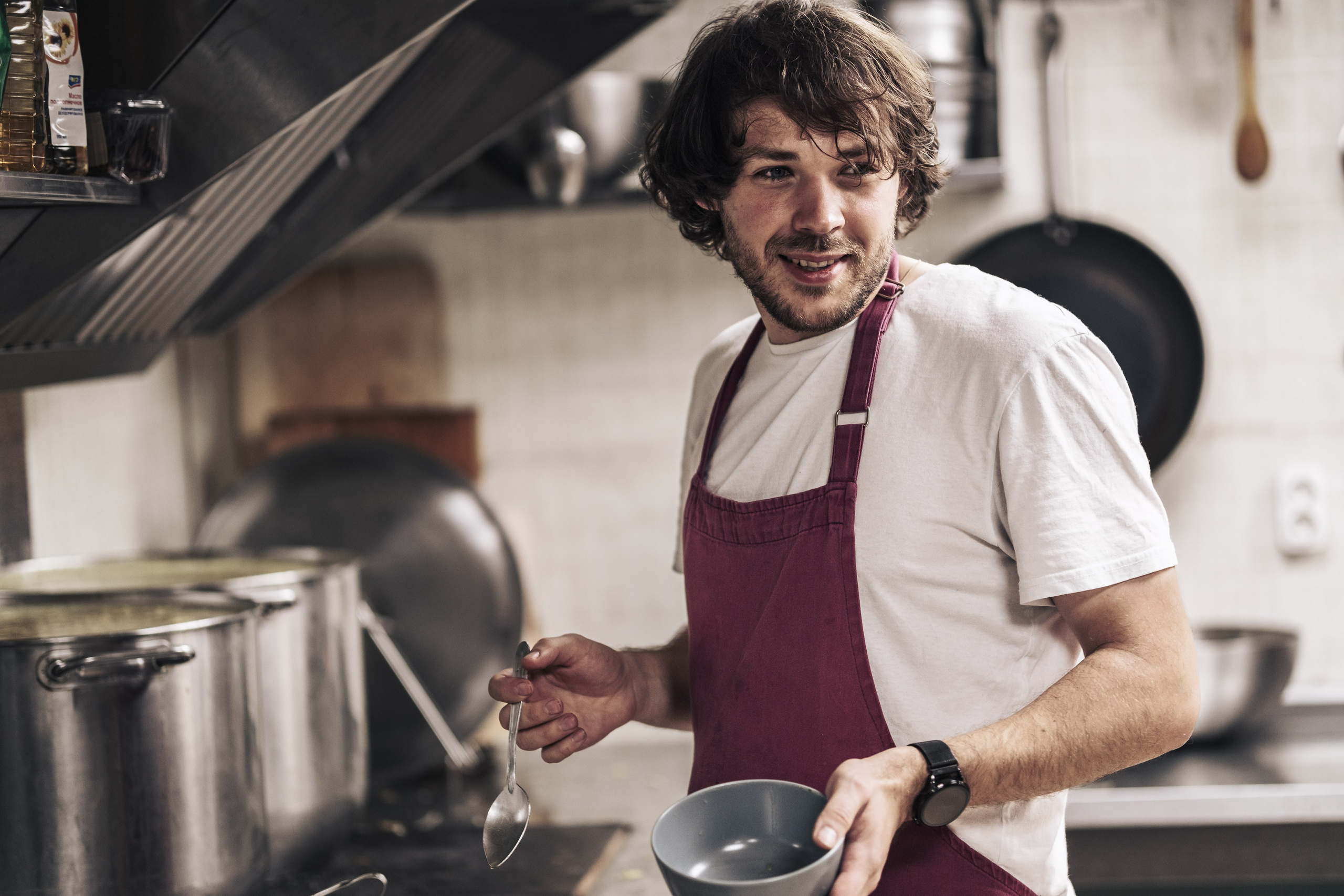 Готовка для бездомных и кормление их в Москве. Фотограф в Москве Максим Скоробогатов