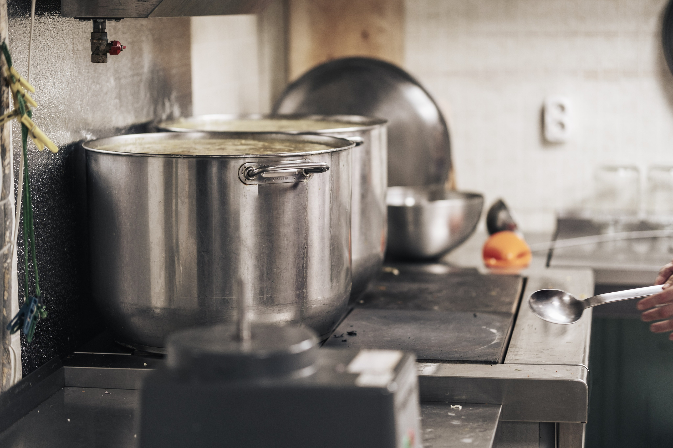 Готовка для бездомных и кормление их в Москве. Фотограф в Москве Максим Скоробогатов