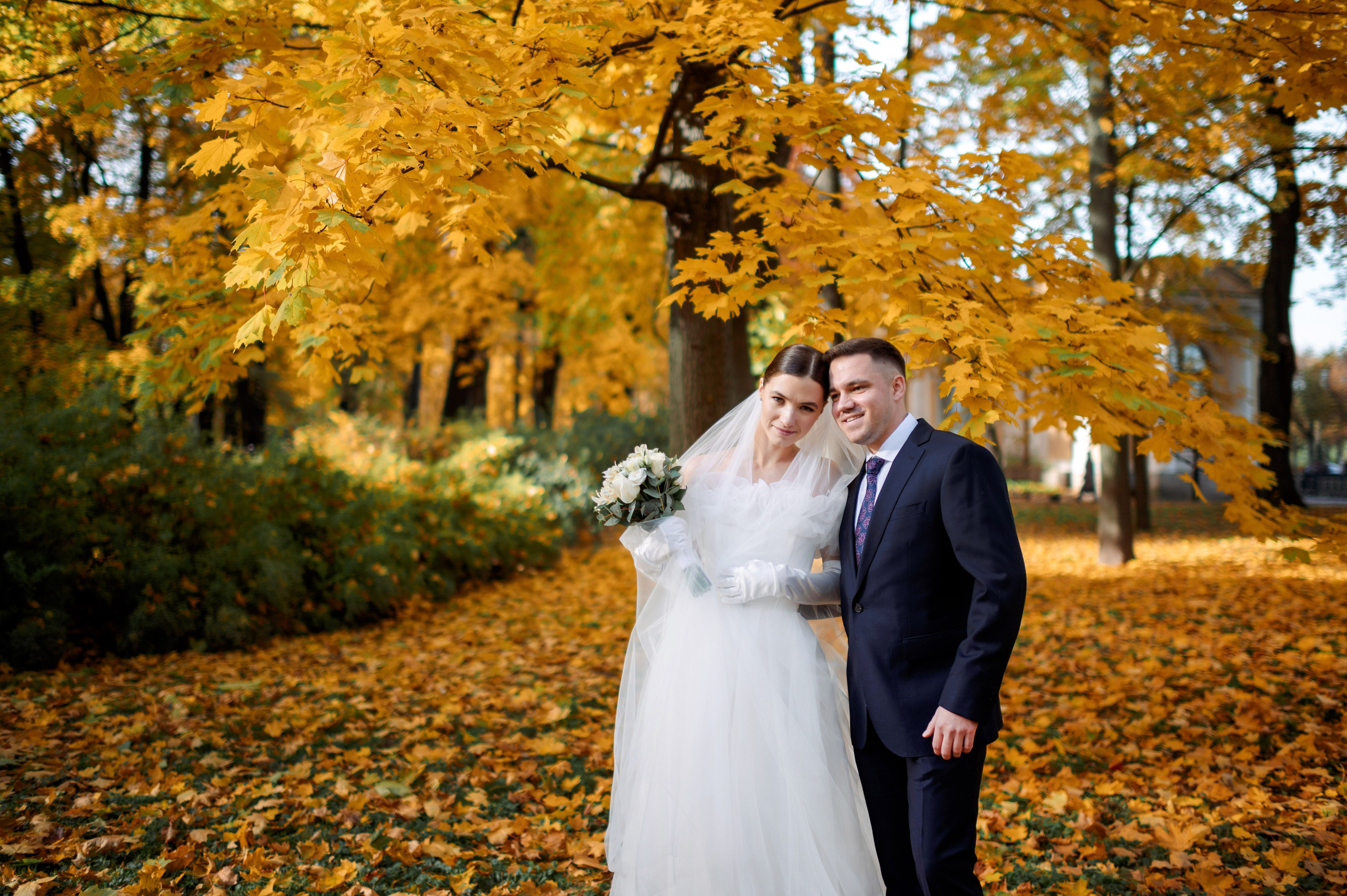 Осенняя великолепная свадебная прогулка жениха и невесты в октябре в Санкт-Петербурге в Михайловском парке и у Атлантов на Миллионной улице. Портретный, семейный и свадебный фотограф в Санкт-Петербурге и в Пушкине Ширяев Денис