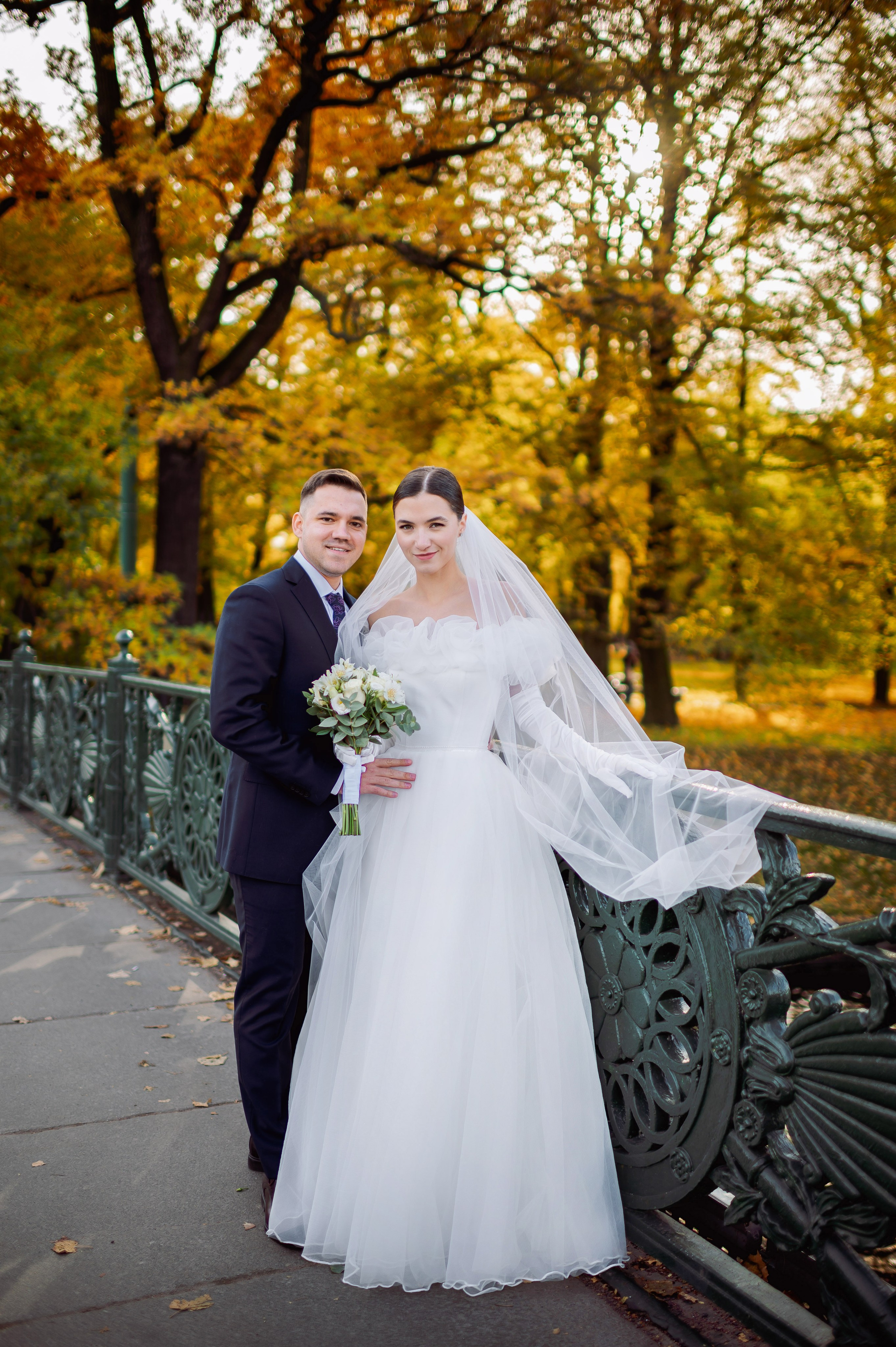 Осенняя великолепная свадебная прогулка жениха и невесты в октябре в Санкт-Петербурге в Михайловском парке и у Атлантов на Миллионной улице. Портретный, семейный и свадебный фотограф в Санкт-Петербурге и в Пушкине Ширяев Денис