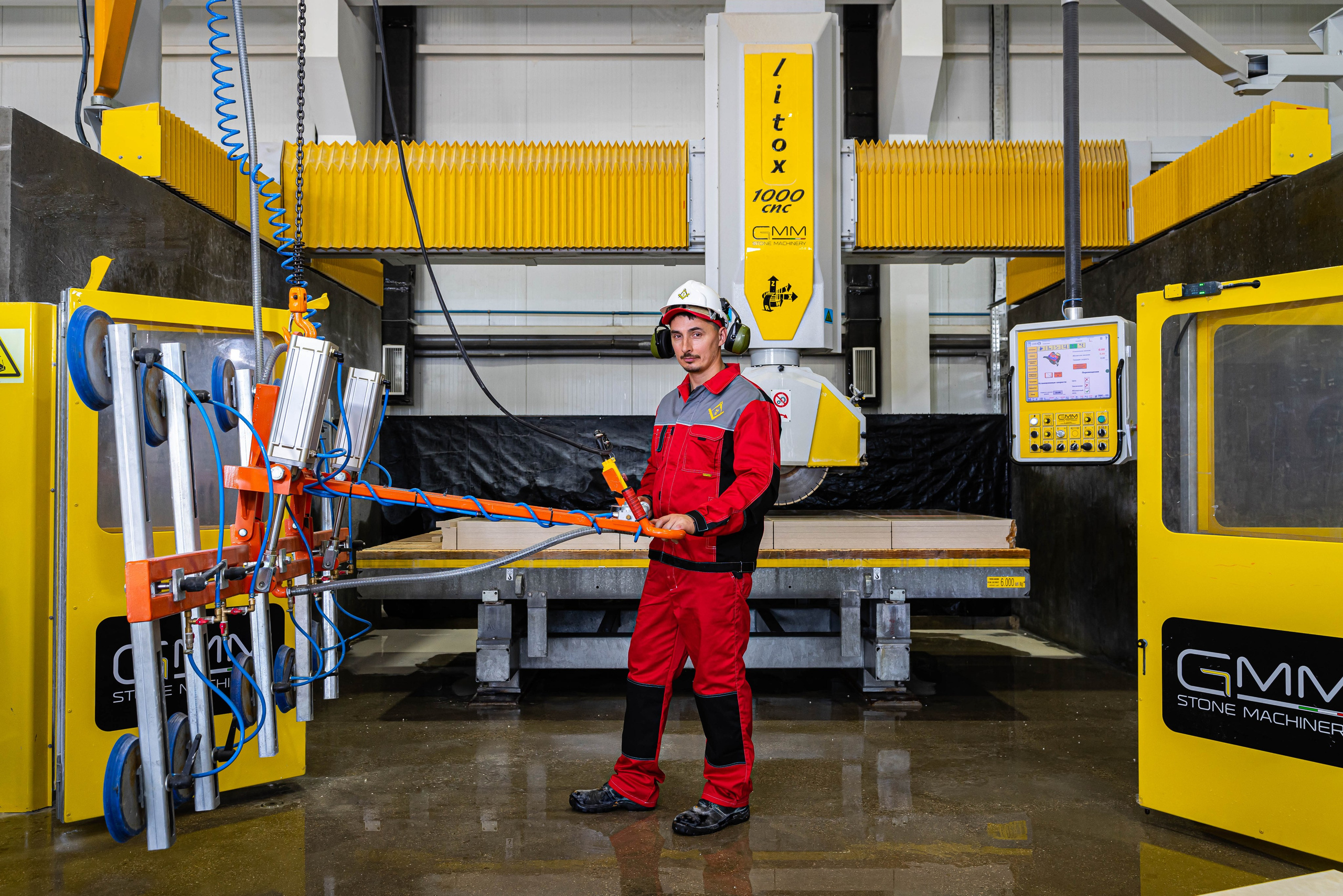 Постановочная рекламная фотосессия работников завода