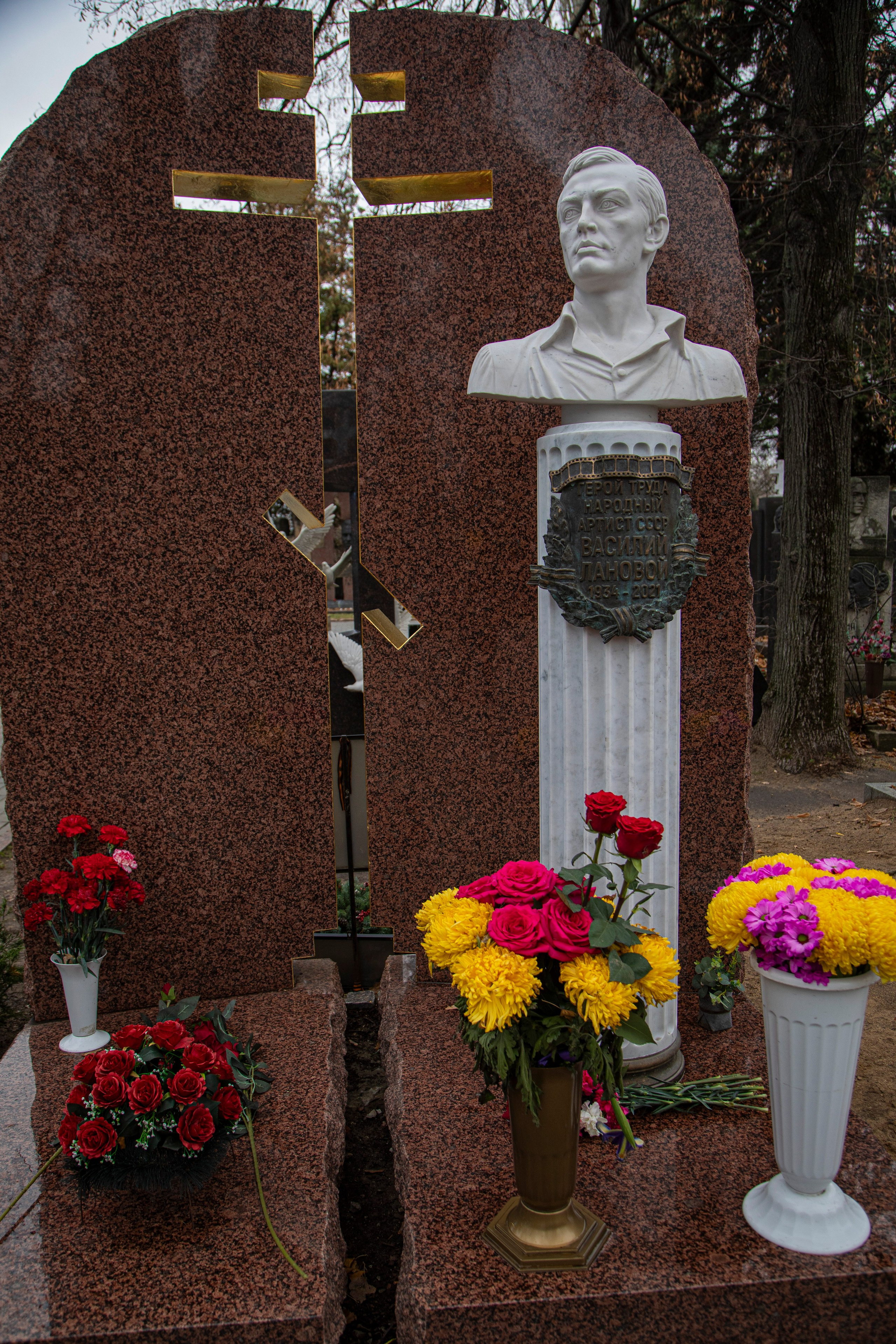 Осенняя прогулка по Новодевичьему кладбищу. Фотограф Сергей Ловкий