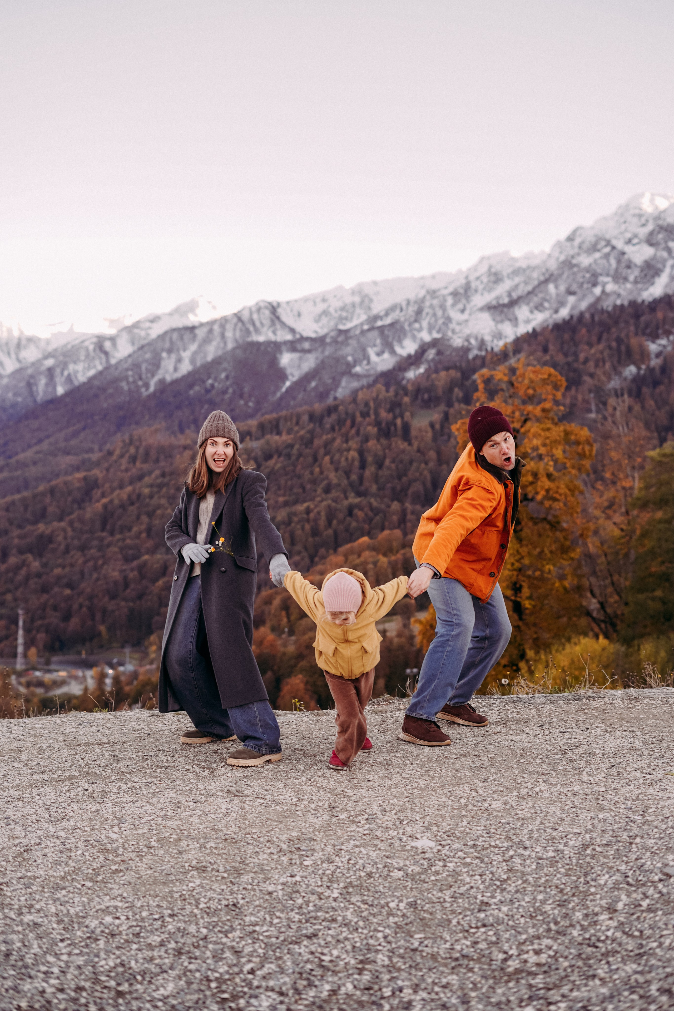 Алексей, Анна и Валентина в Горной Олимпийской деревне. Фотограф в Сочи и Абхазии | Фототуры | September Air