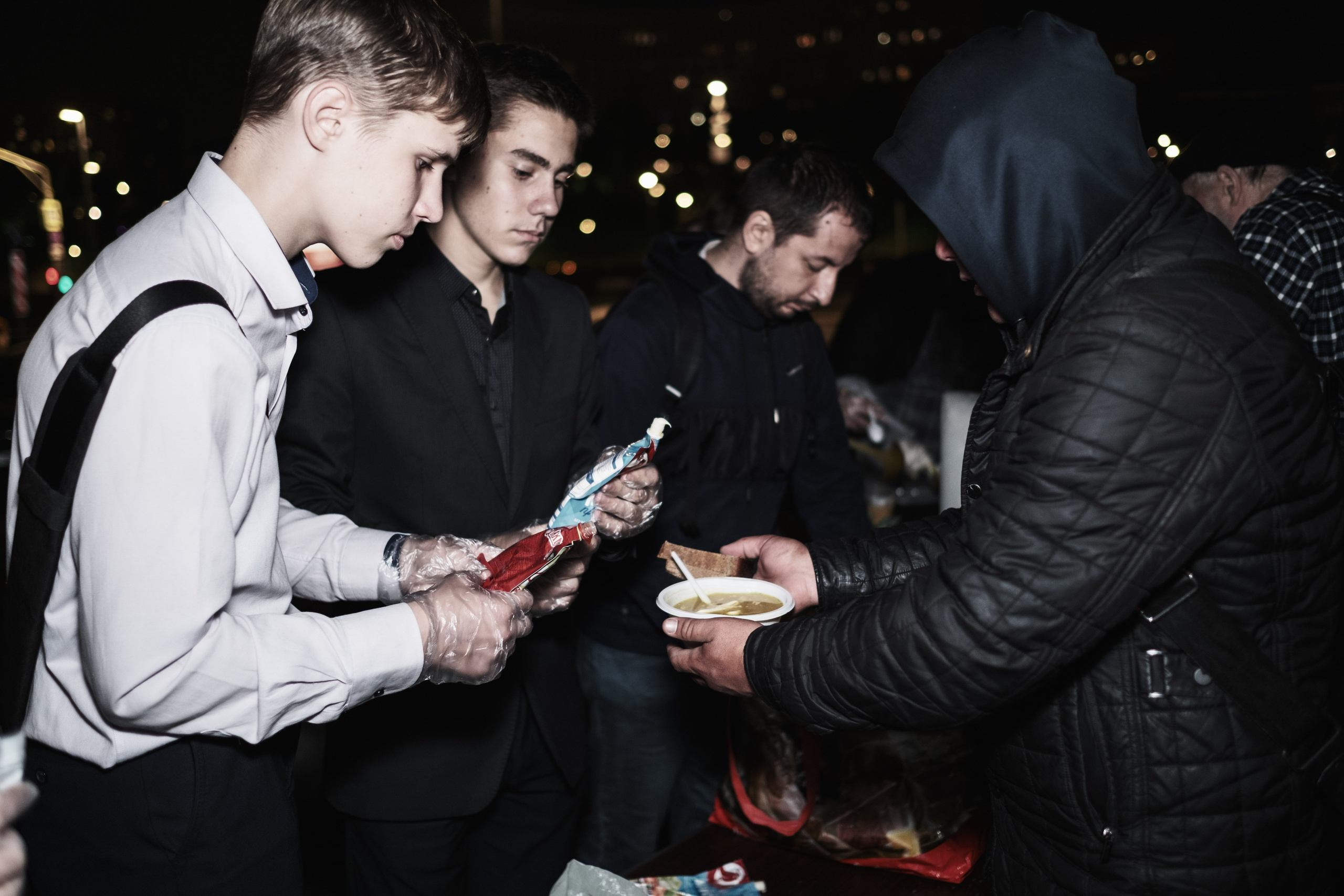 Готовка для бездомных и кормление их в Москве. Фотограф в Москве Максим Скоробогатов