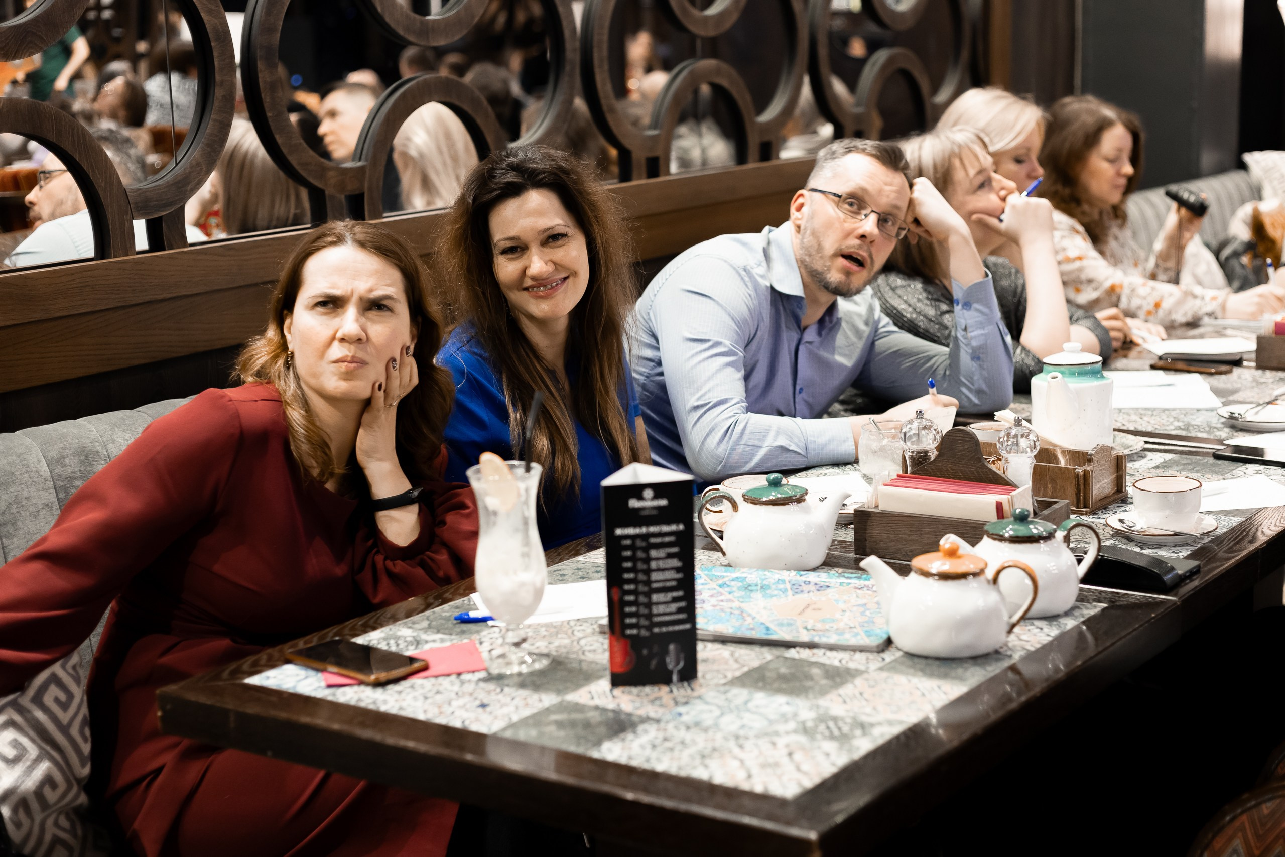 Репортажная фотосъемка квиз-шоу ЛИГА ИНДИГО в ресторане Пахвала. Фотограф в Санкт-Петербурге — Сергей Петров