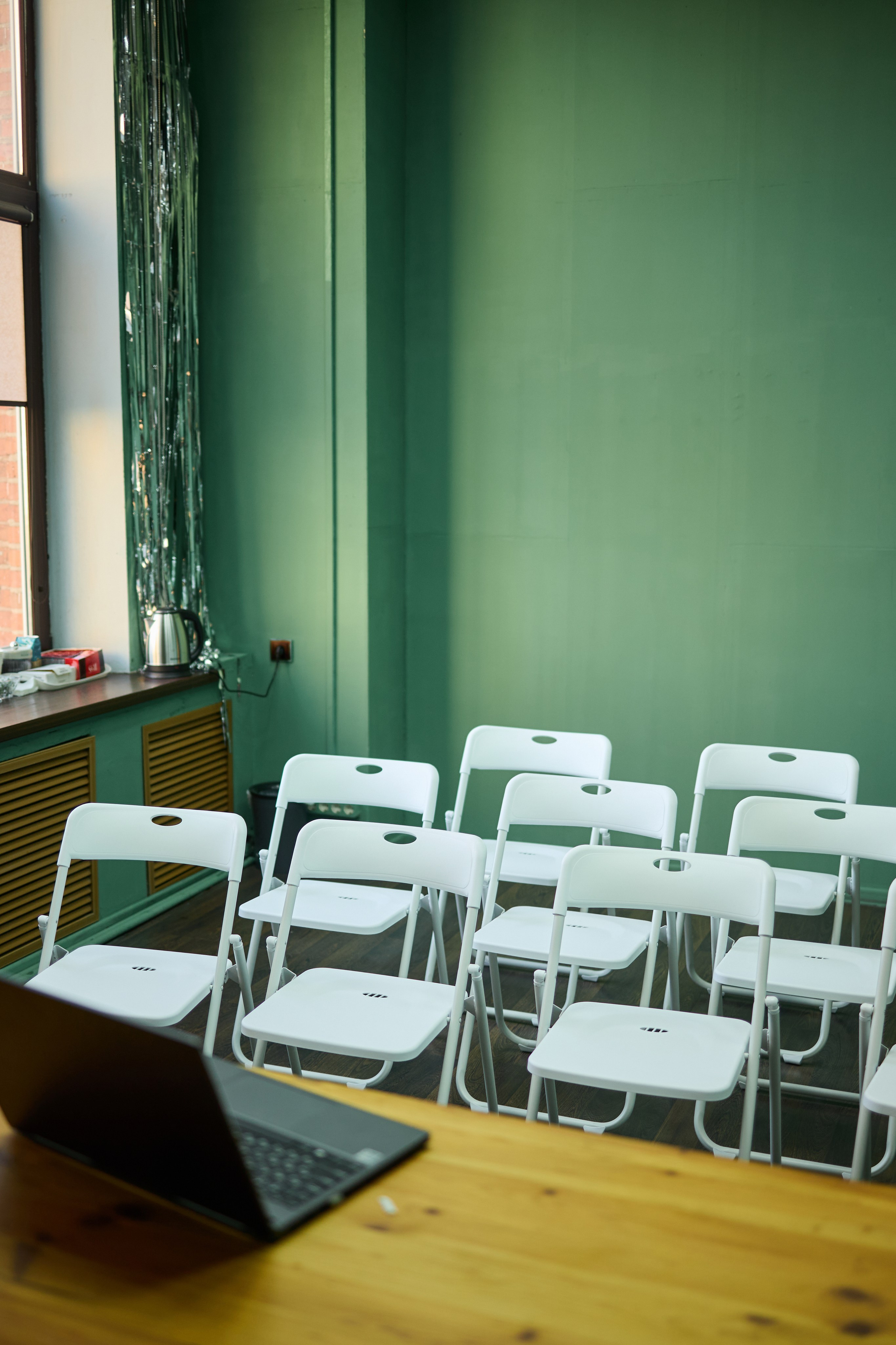 Зал Roomy «класс». Фотостудия Roomy в Краснодаре | Семейные и детские съёмки дней рождения от 1 до 5 лет, аренда зала фотостудии