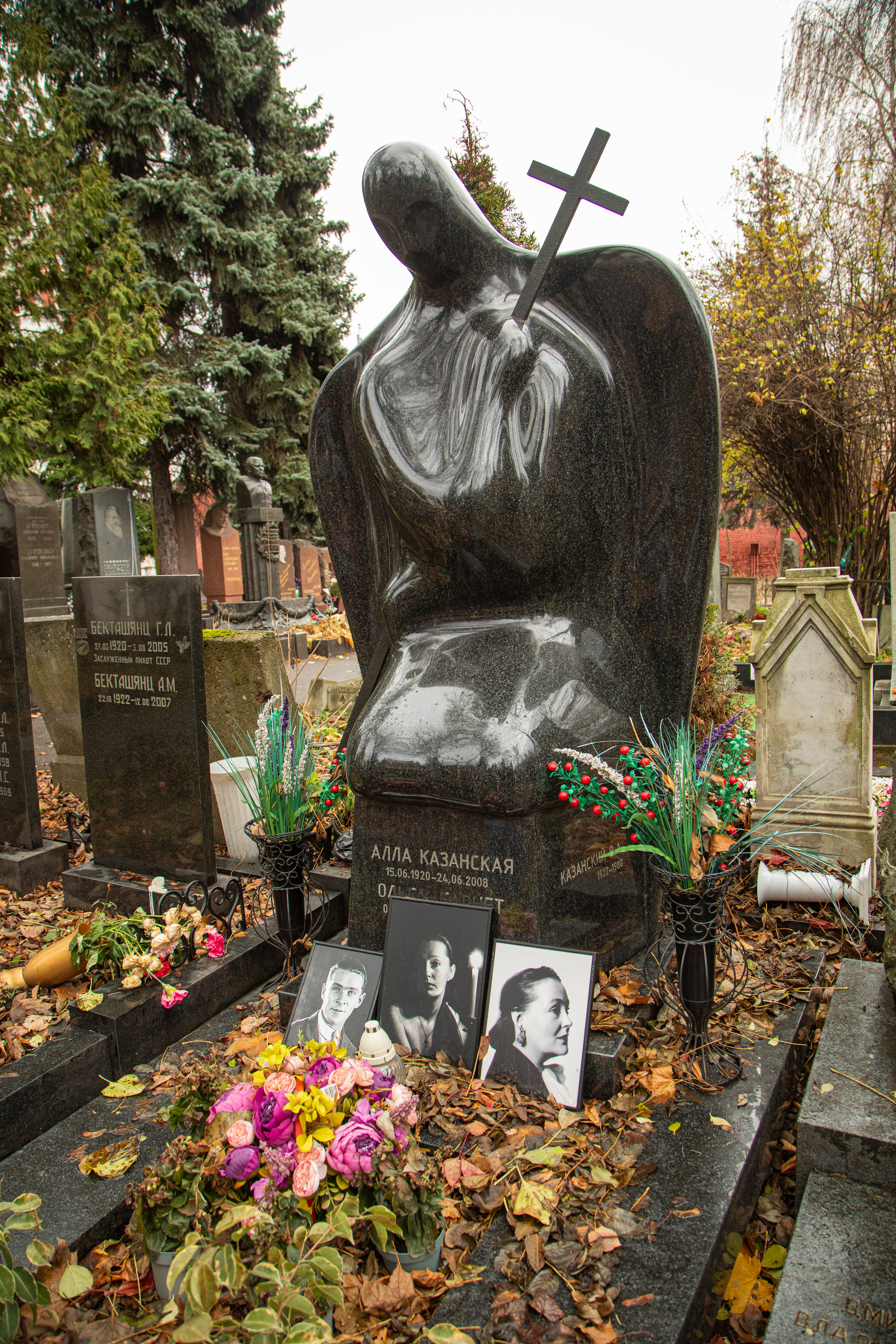 Осенняя прогулка по Новодевичьему кладбищу. Фотограф Сергей Ловкий