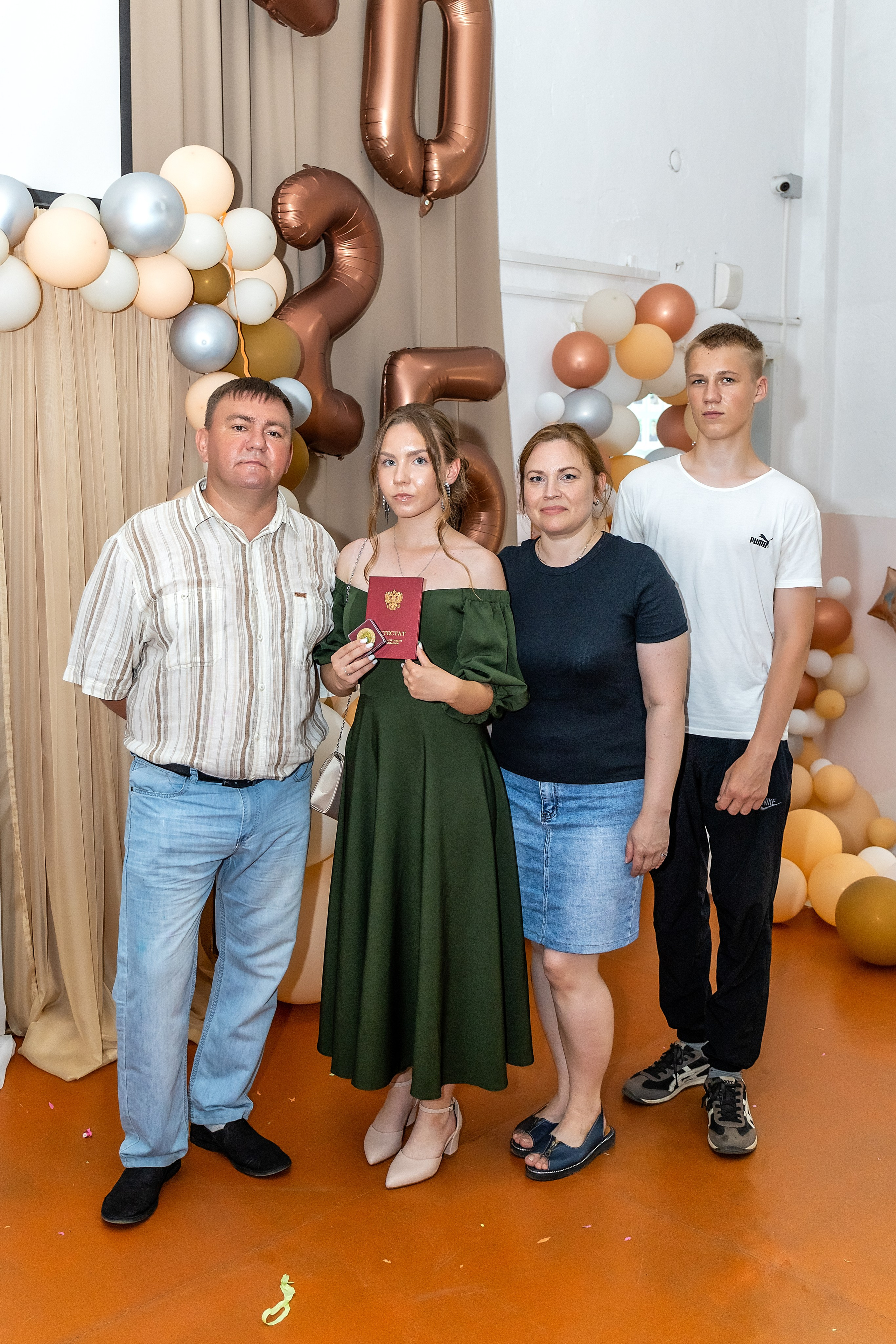 Выпускной. Школа 22, 11 класс. Стильный выпускной альбом Владивосток фотограф Вероника Мигачева