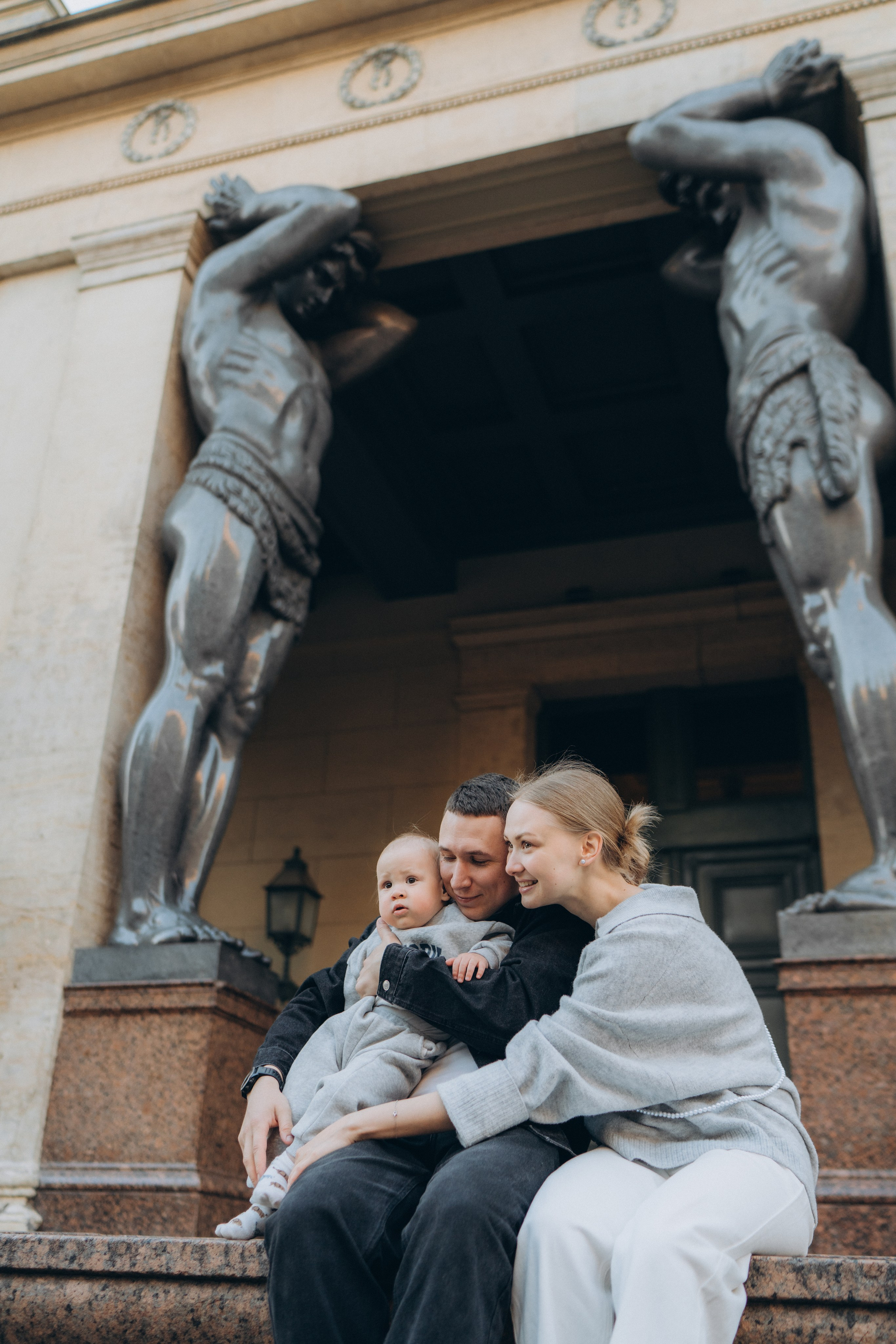 Семейная фотосессия у исторического здания в центре Санкт-Петербурга