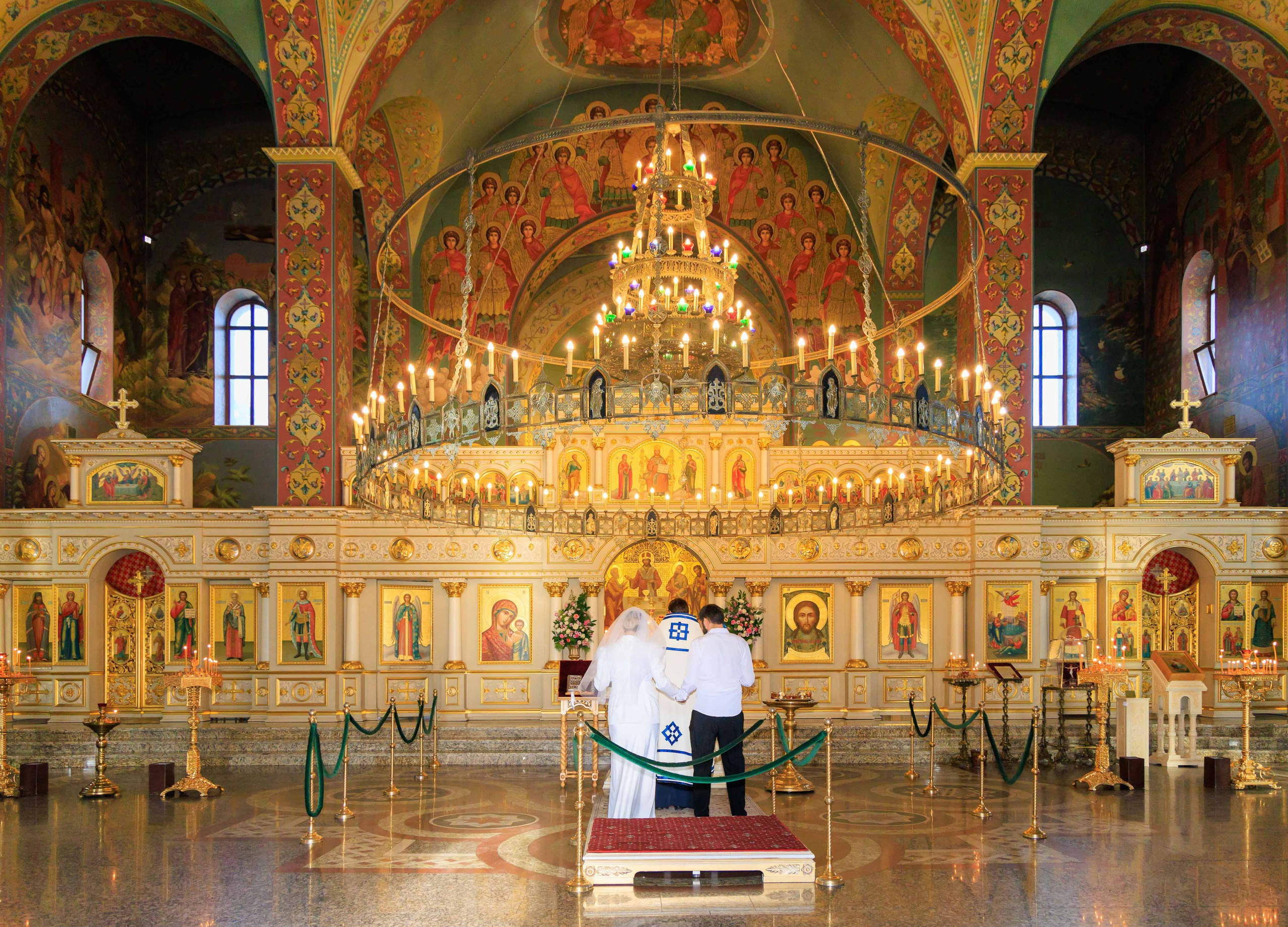 Ищу фотографа для съемки венчания в православной церкви.