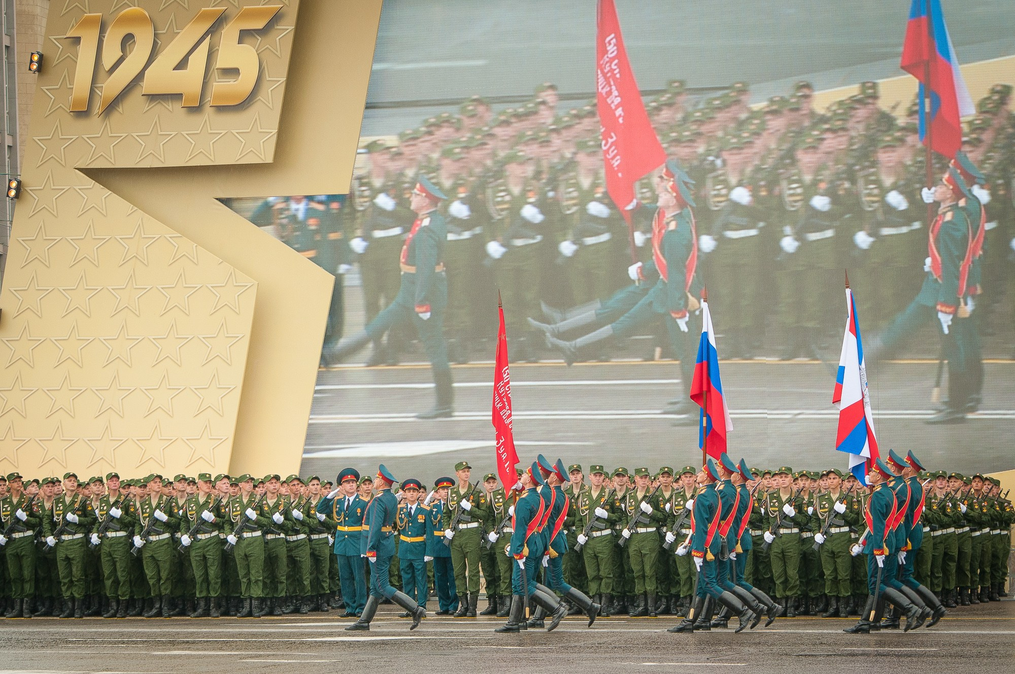 Рота почётного караула проносит знамёна и флаги вдоль коробок войск Волгоградского гарнизона