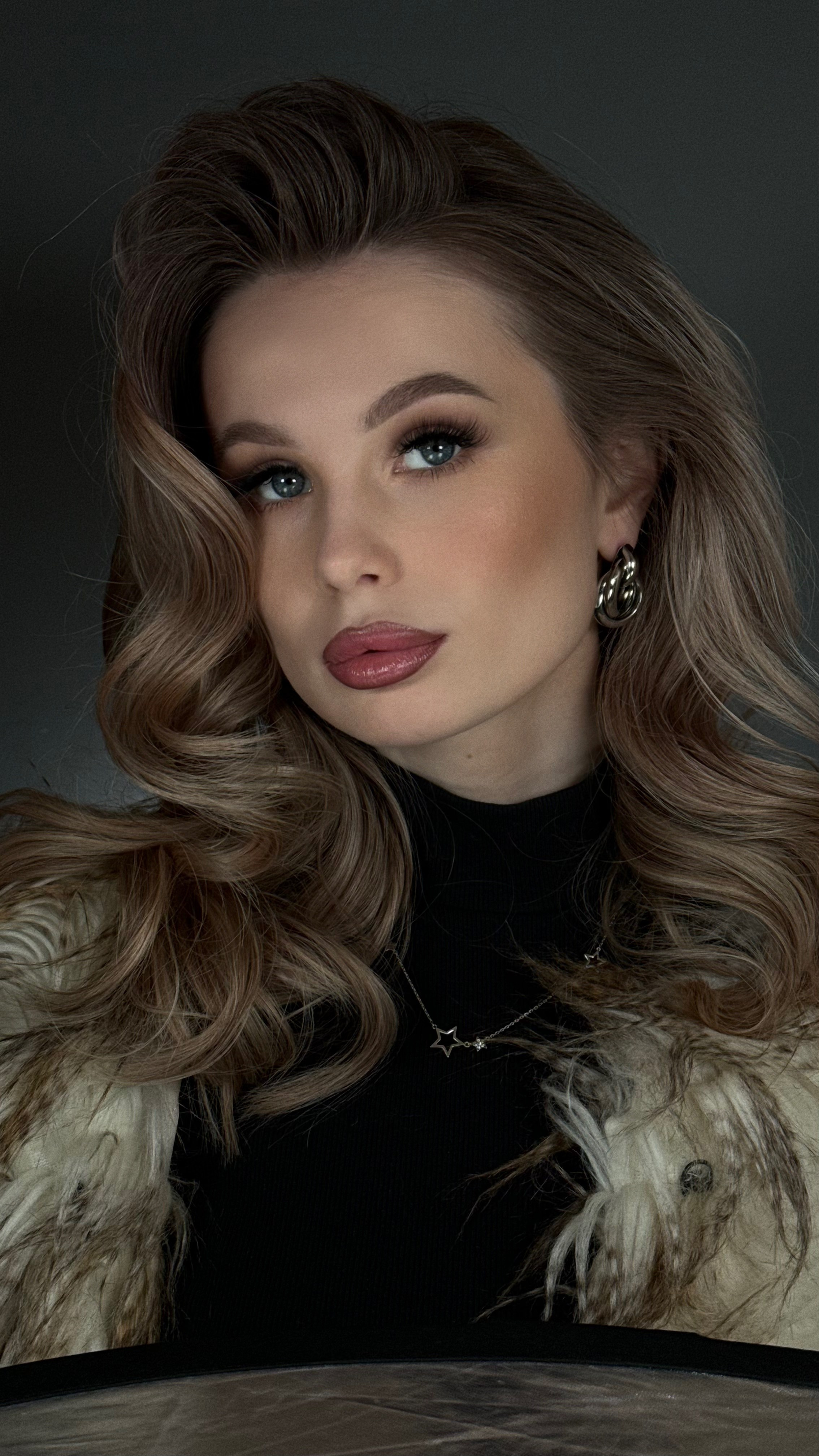 Услуги. Студия визажистов, стилистов по прическам, бровистов и мастеров по ресницам