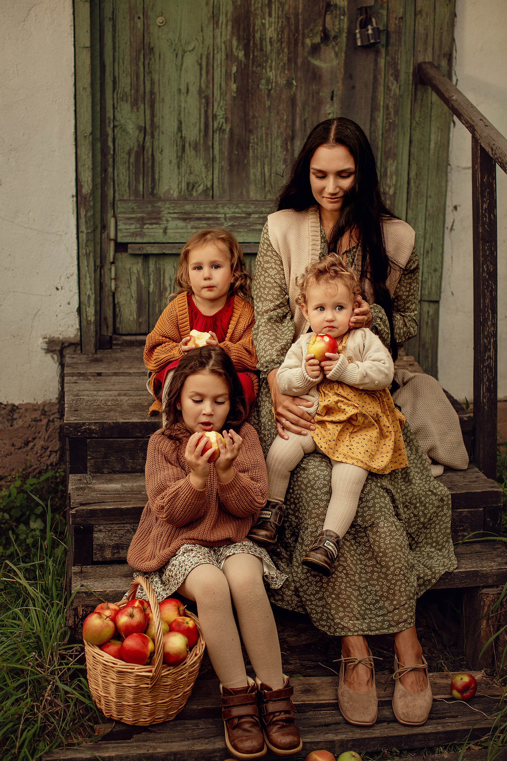 Семейная фотосессия с яблоками. Tatyana Nadezhdina Family photographer