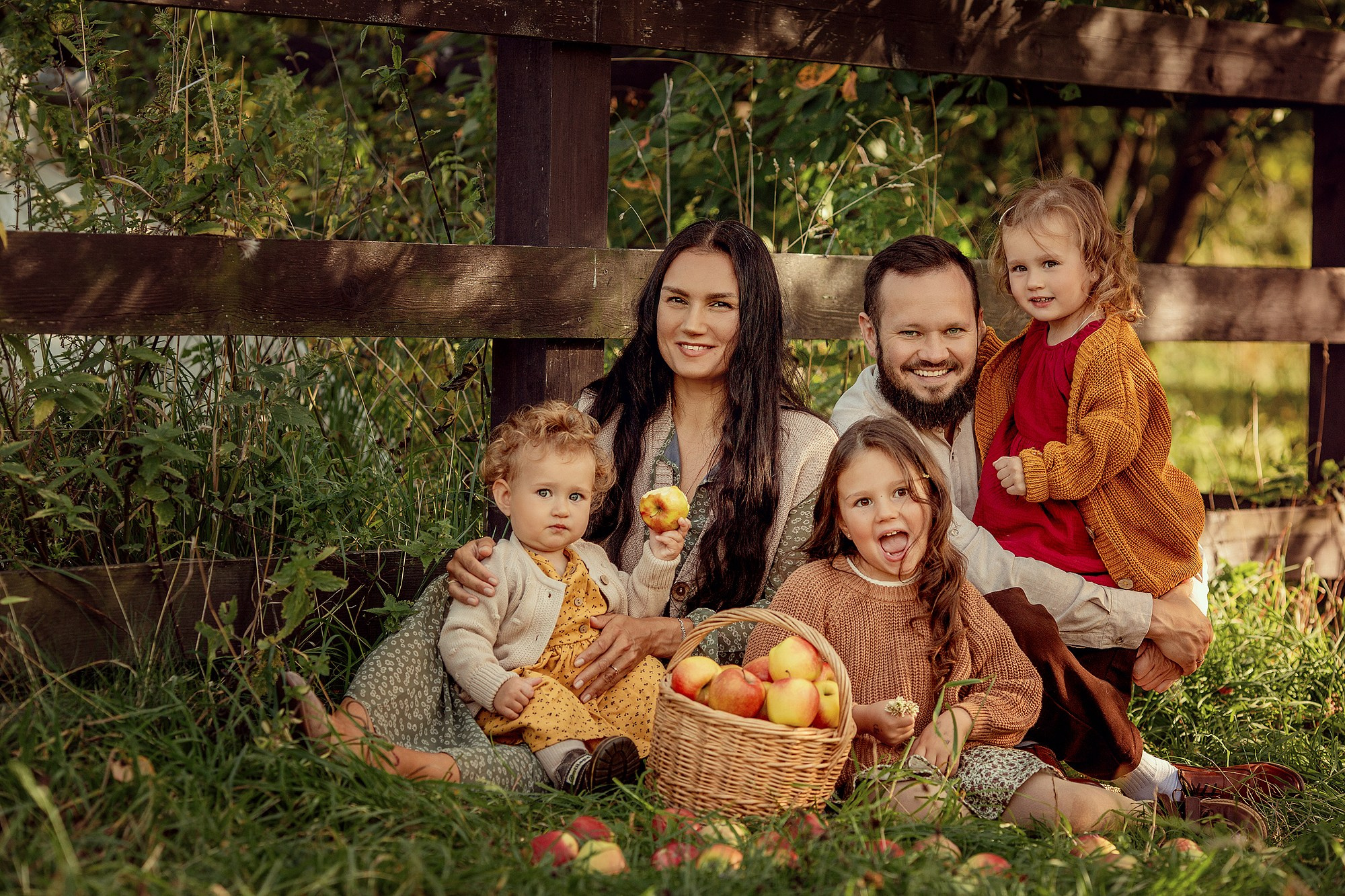 Семейная фотосессия с яблоками. Tatyana Nadezhdina Family photographer