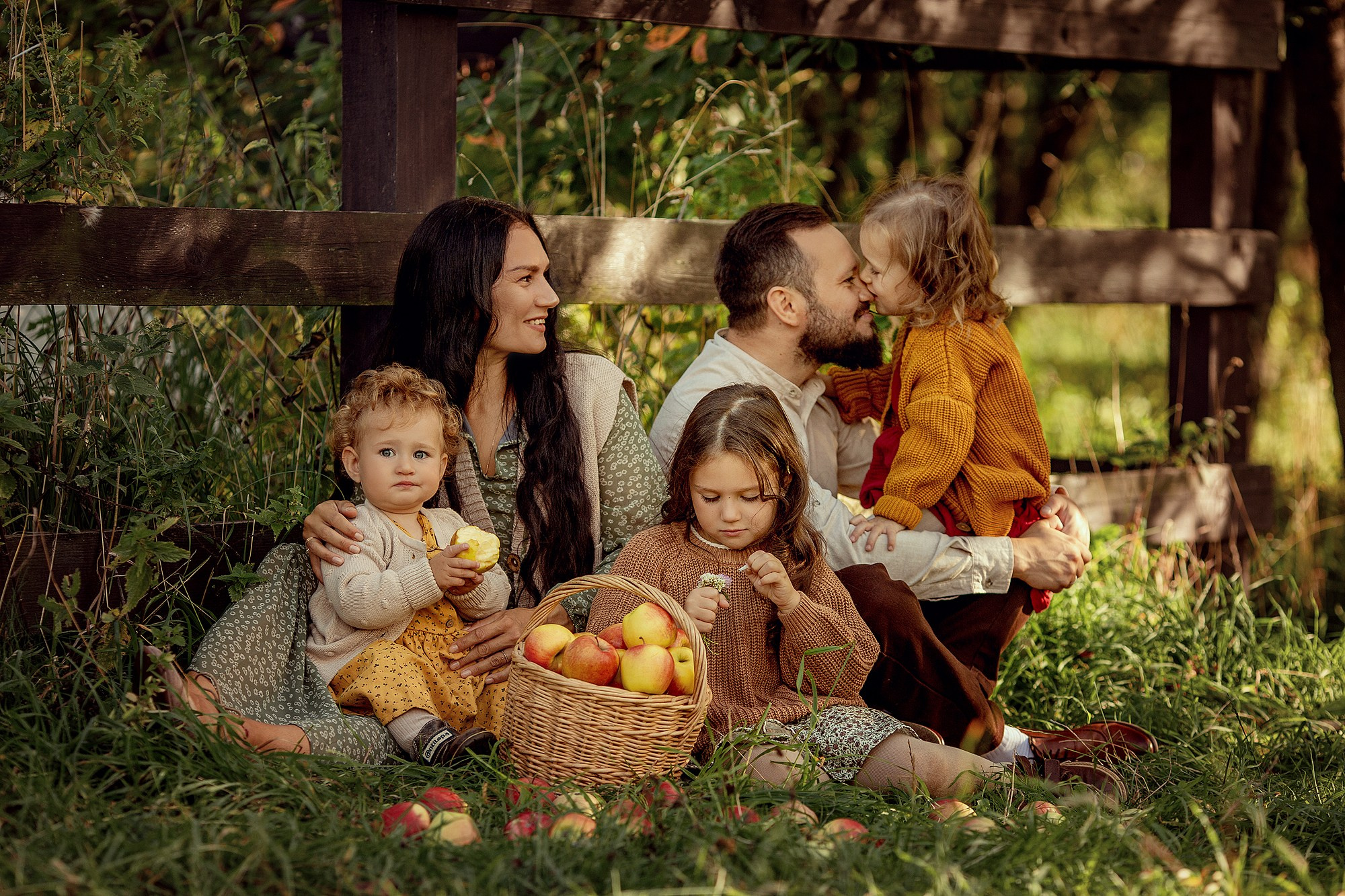 Семейная фотосессия с яблоками. Tatyana Nadezhdina Family photographer