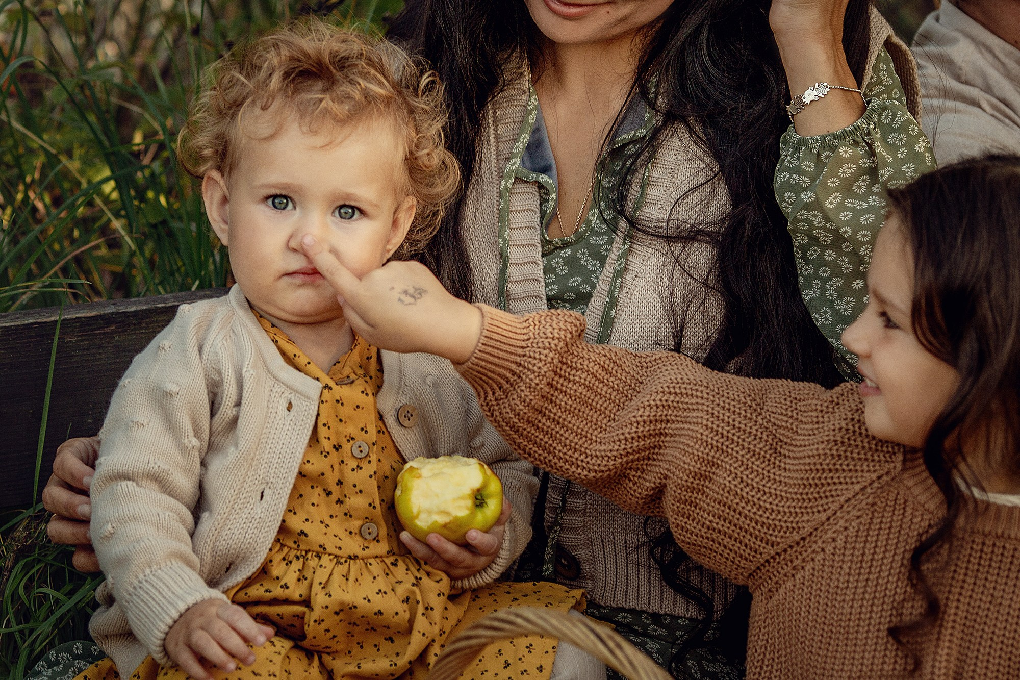 Семейная фотосессия с яблоками. Tatyana Nadezhdina Family photographer