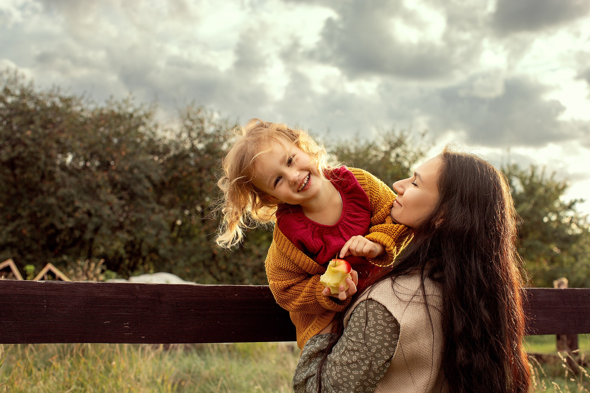 Семейная фотосессия с яблоками. Tatyana Nadezhdina Family photographer