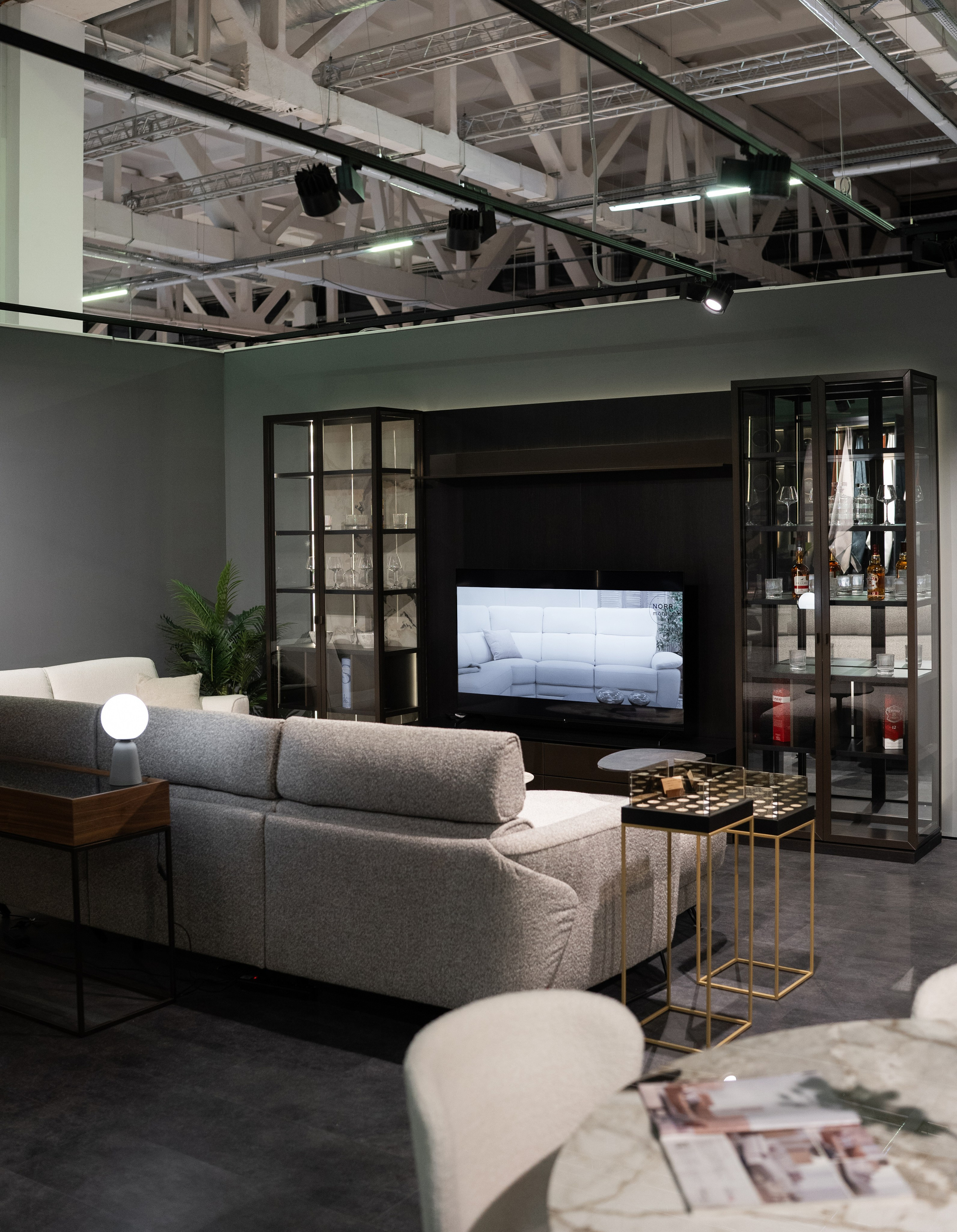 Разработка логотипа, фирменного стиля, создание коллекции мебели и предметов декора, дизайн-проект шоурумов с нуля