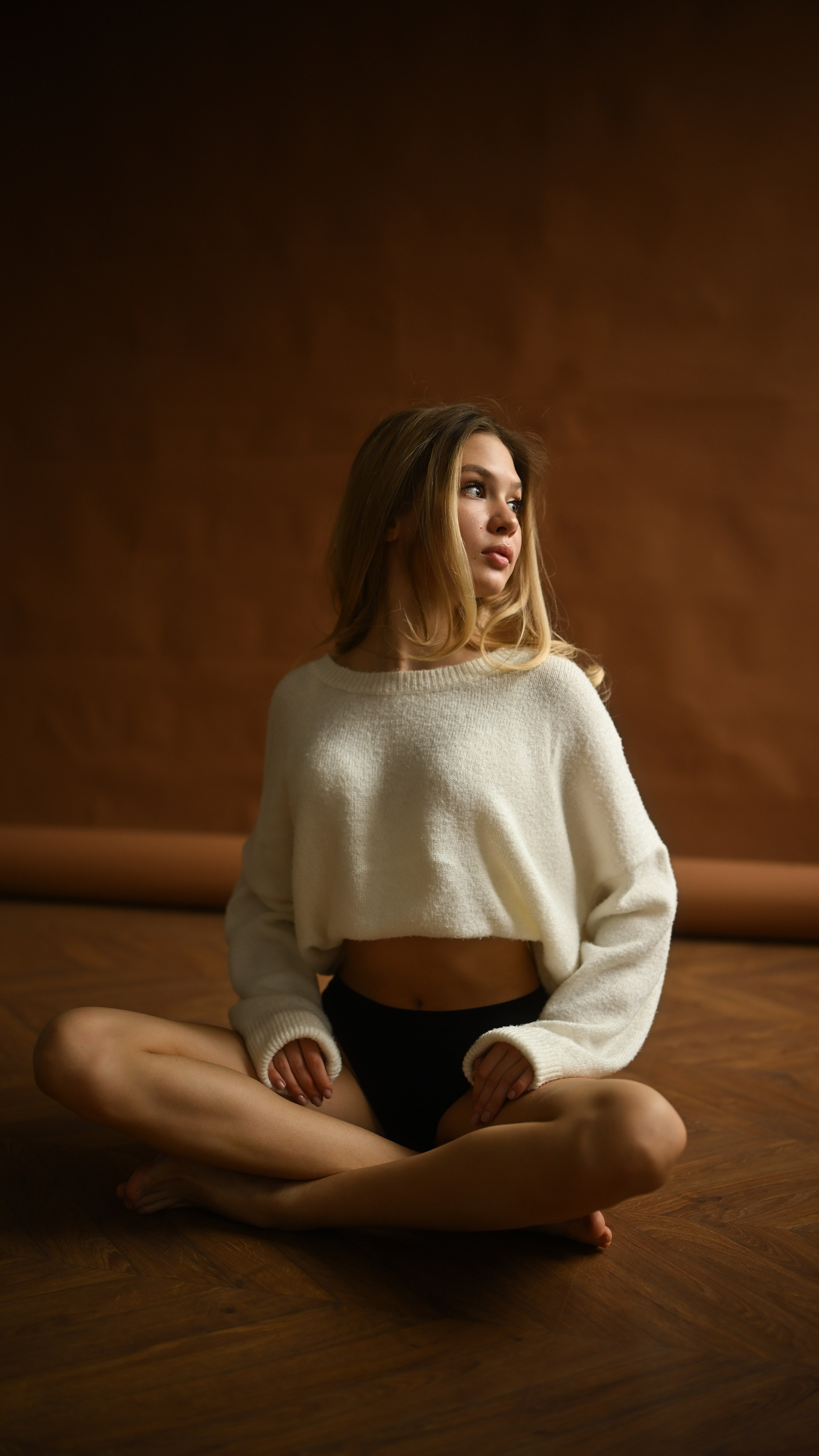 Профессиональная студийная съёмка для портфолио модели с естественным рассеянным светом