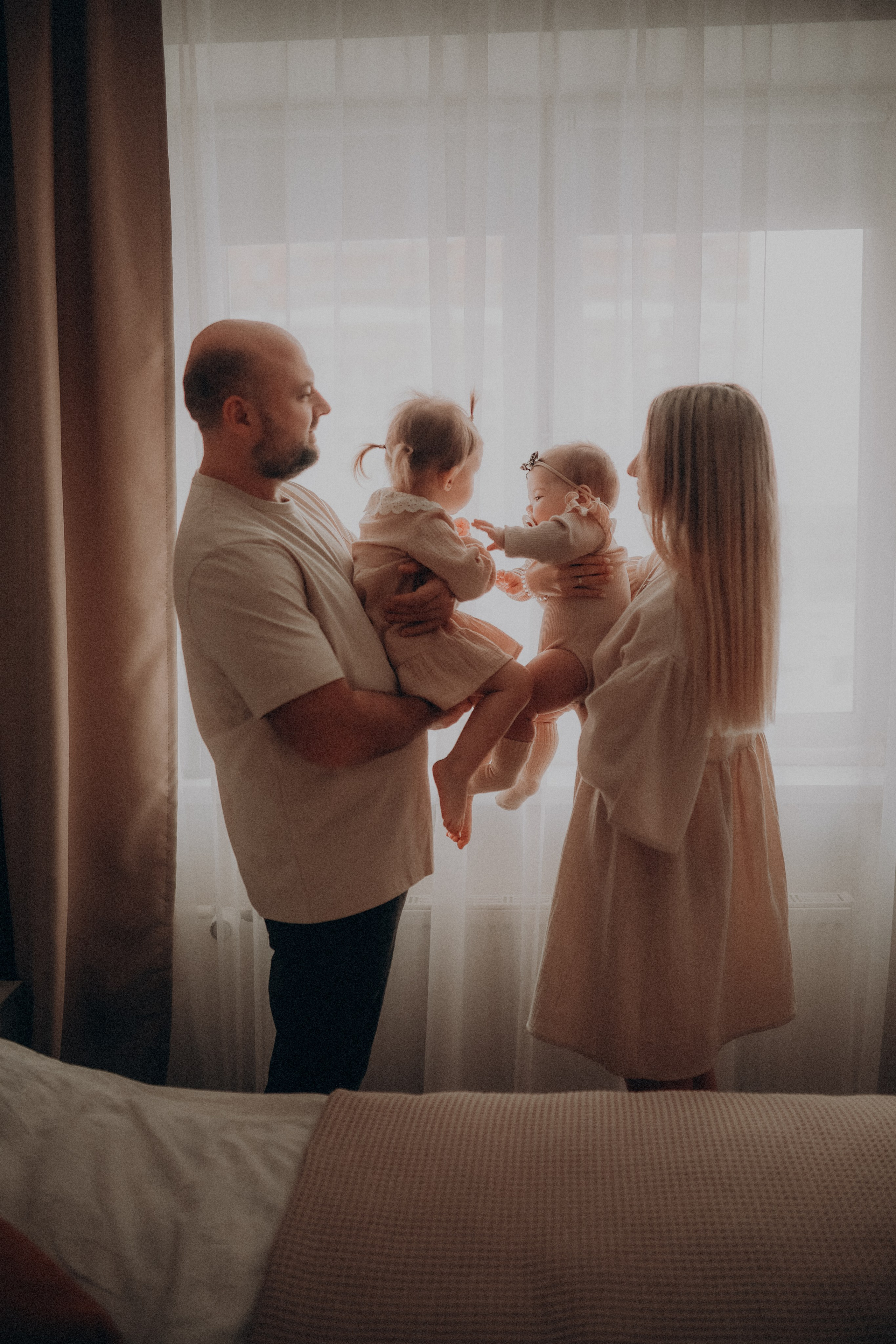 Катя, Максим и малышки Агата с Даной. Семейный фотограф в Москве и Люберцах Юлия Гуськова
