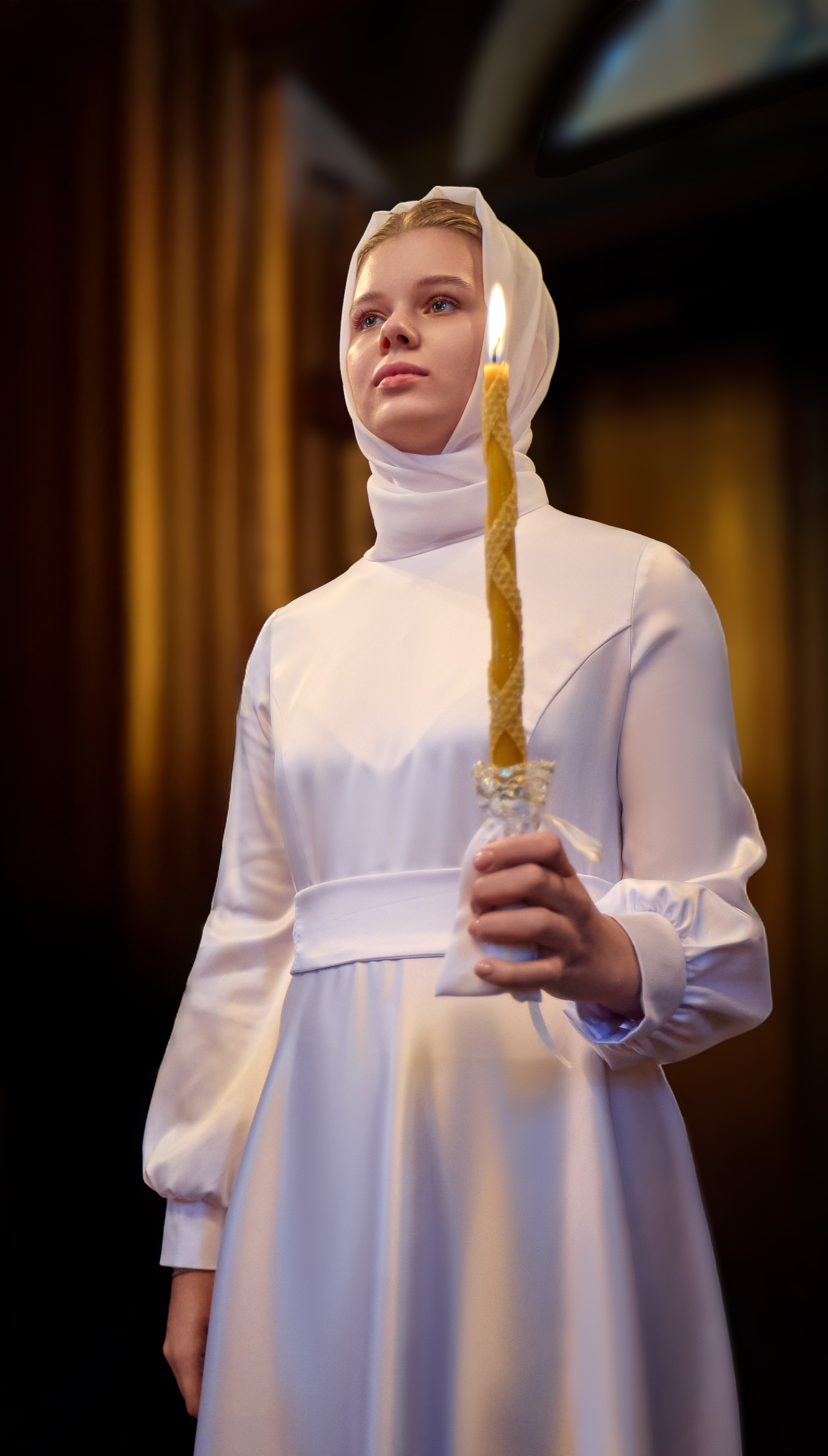 Портрет девушки в храме