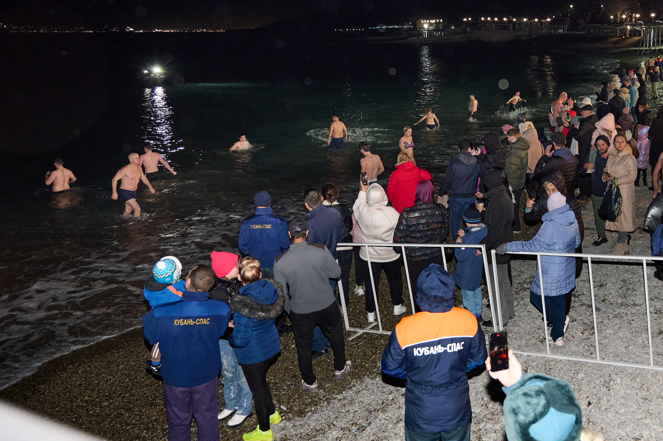 Крещенские купания. Жизнь курорта Кабардинка в фотографиях