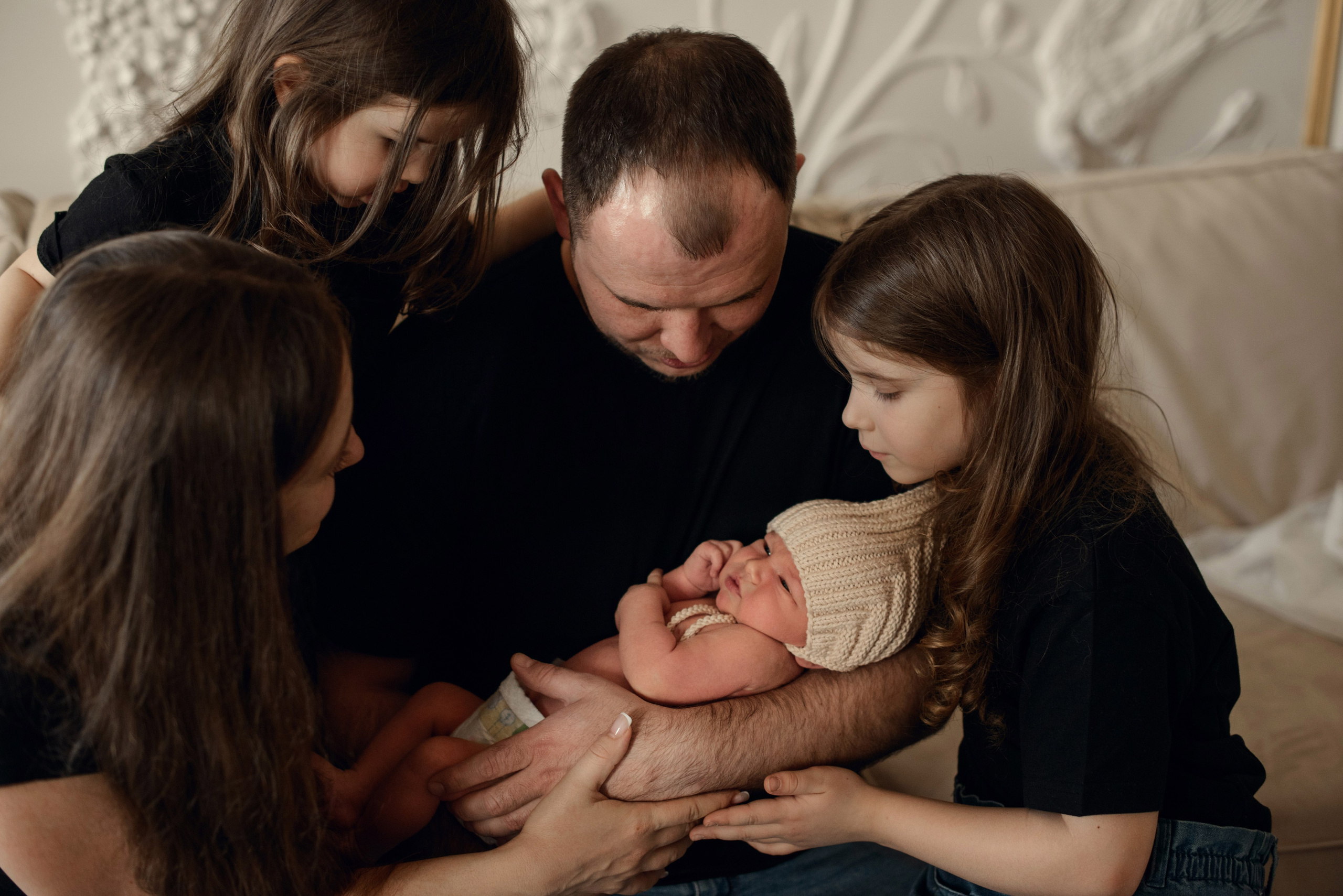 A family photo shoot at home, a family with a newborn baby. Photographer Elena Carruthers, Scotland