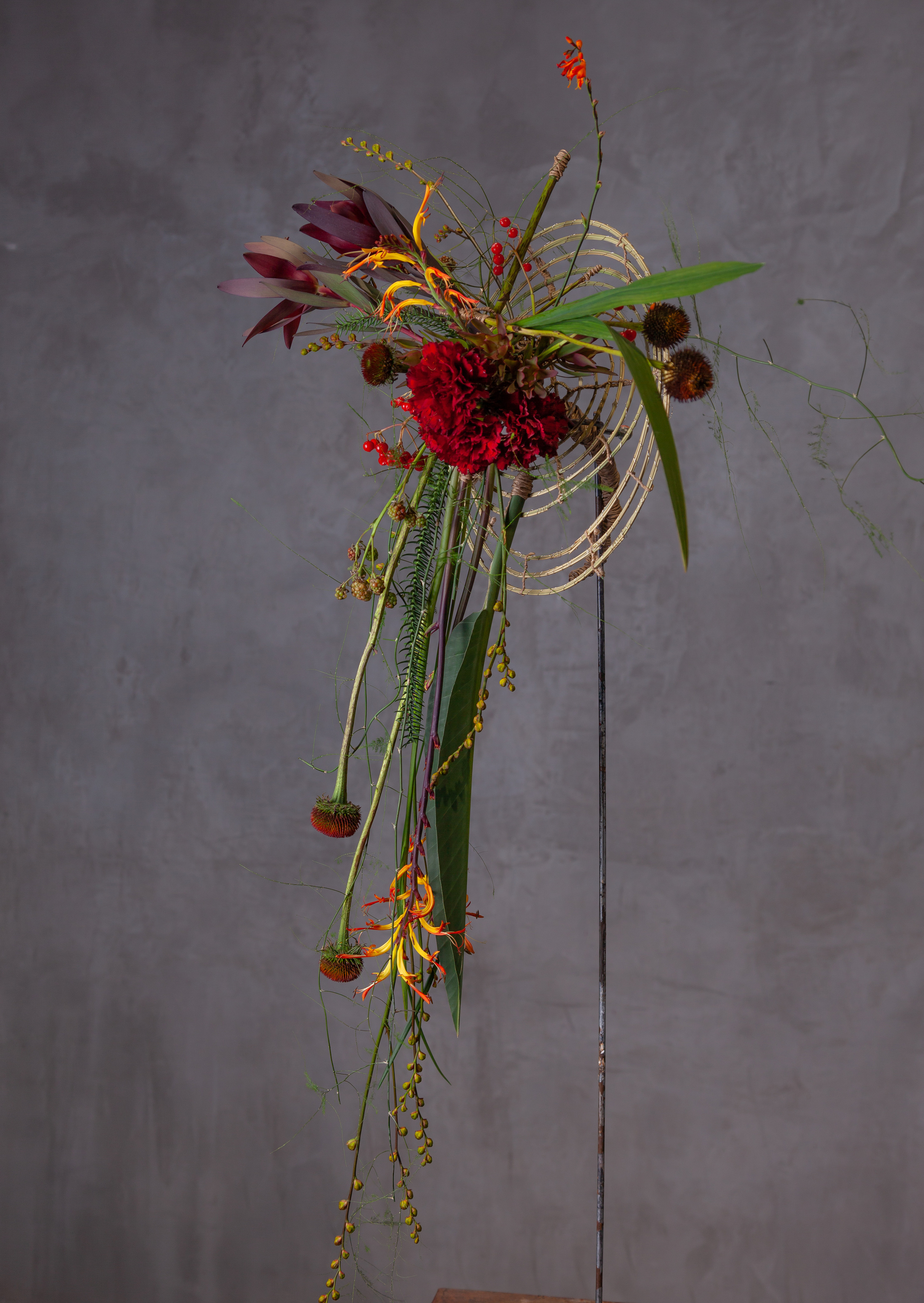 Яркий букет на каркасе необычным дизайном