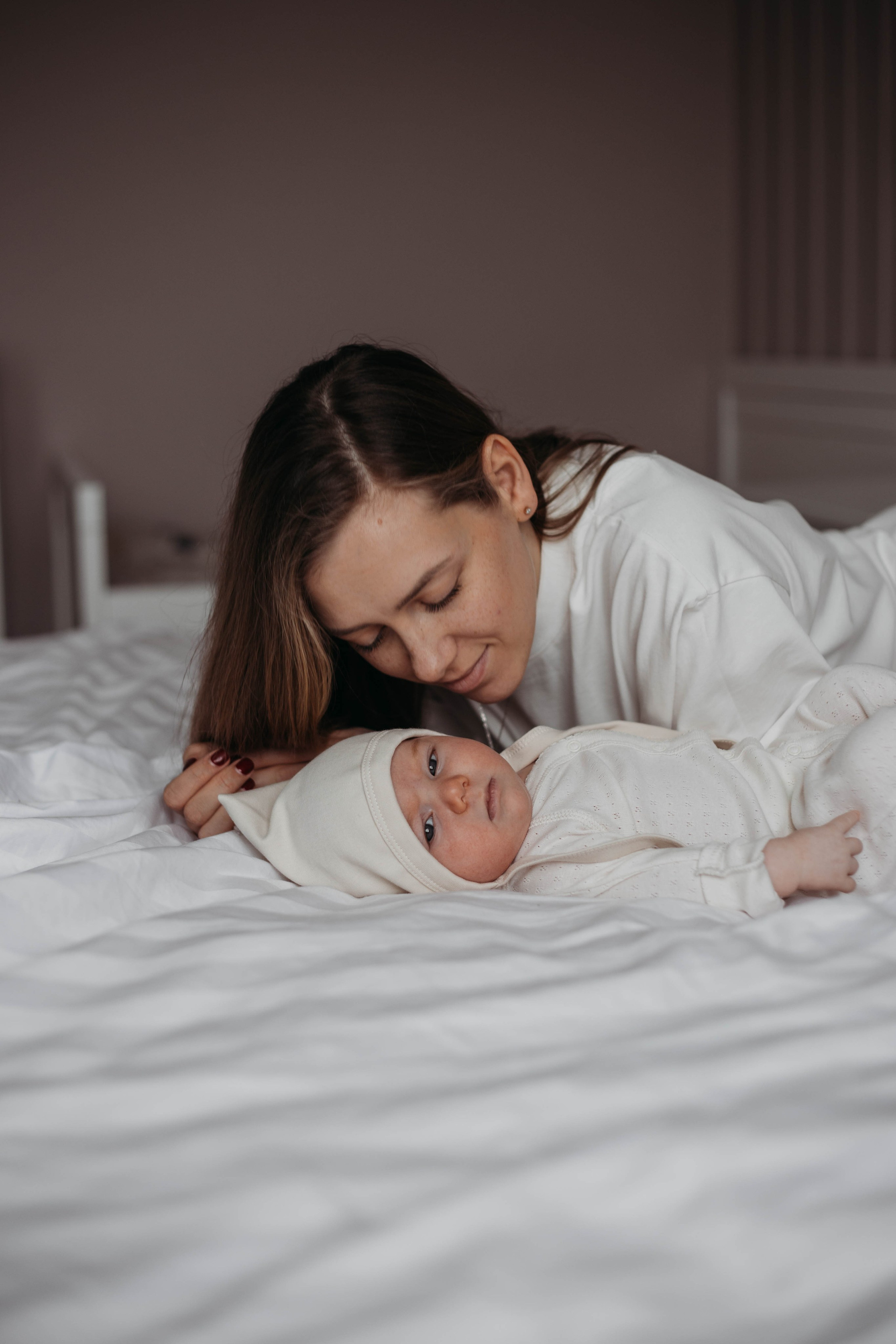 мама чувствует аромат своего маленького ребенка