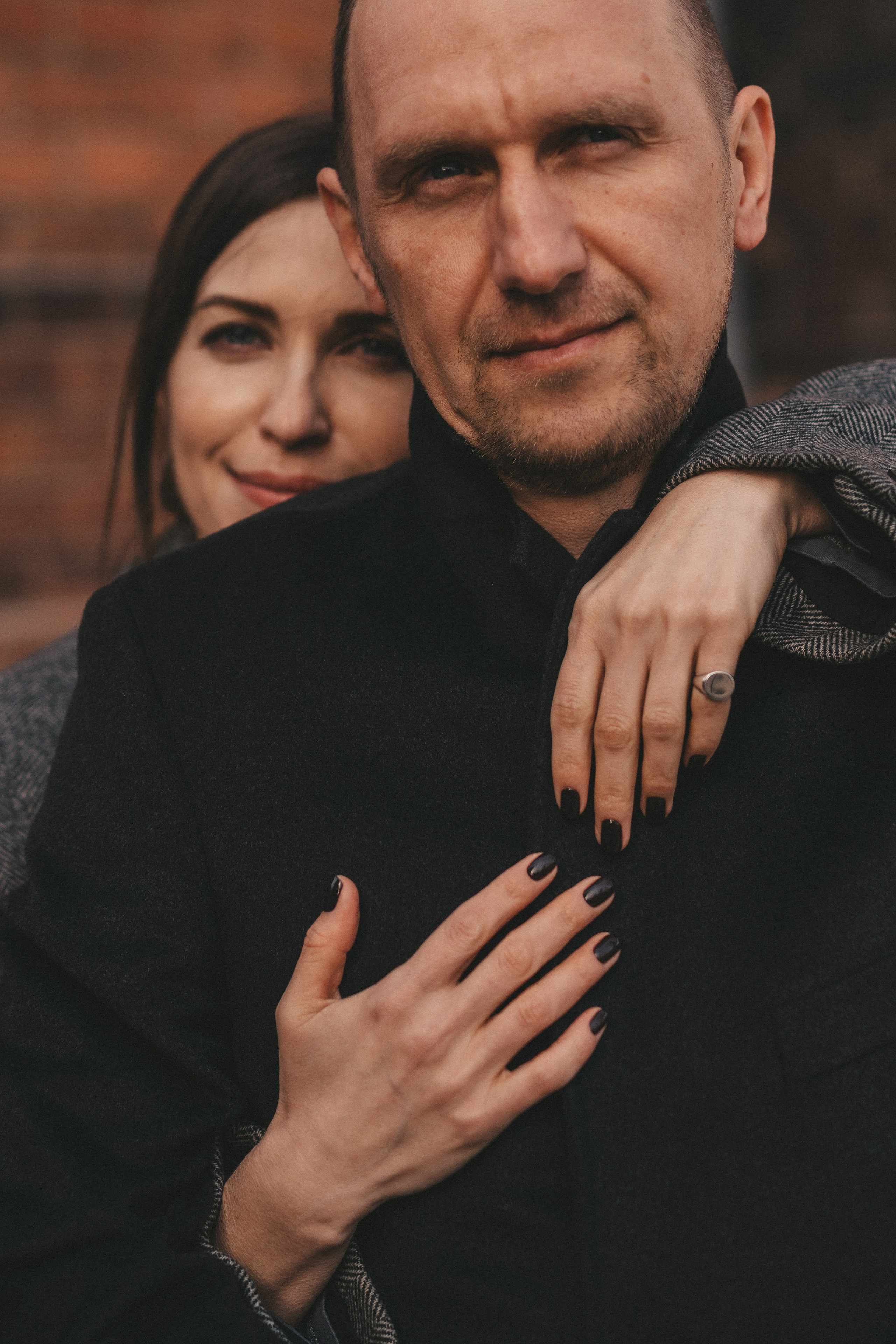 портрет мужа и жены женщина обнимает мужчину из-за спины