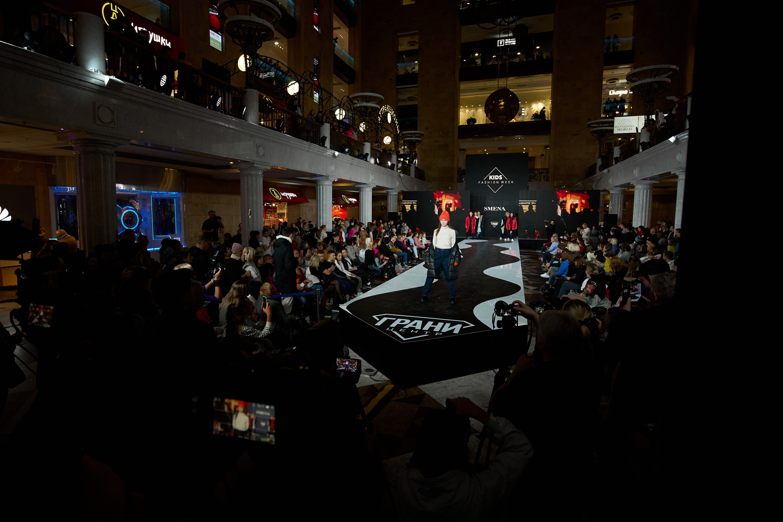 Ивент фотограф Александр Гладкий. Фотография с детского показа мод в ЦДМ 2023 год.