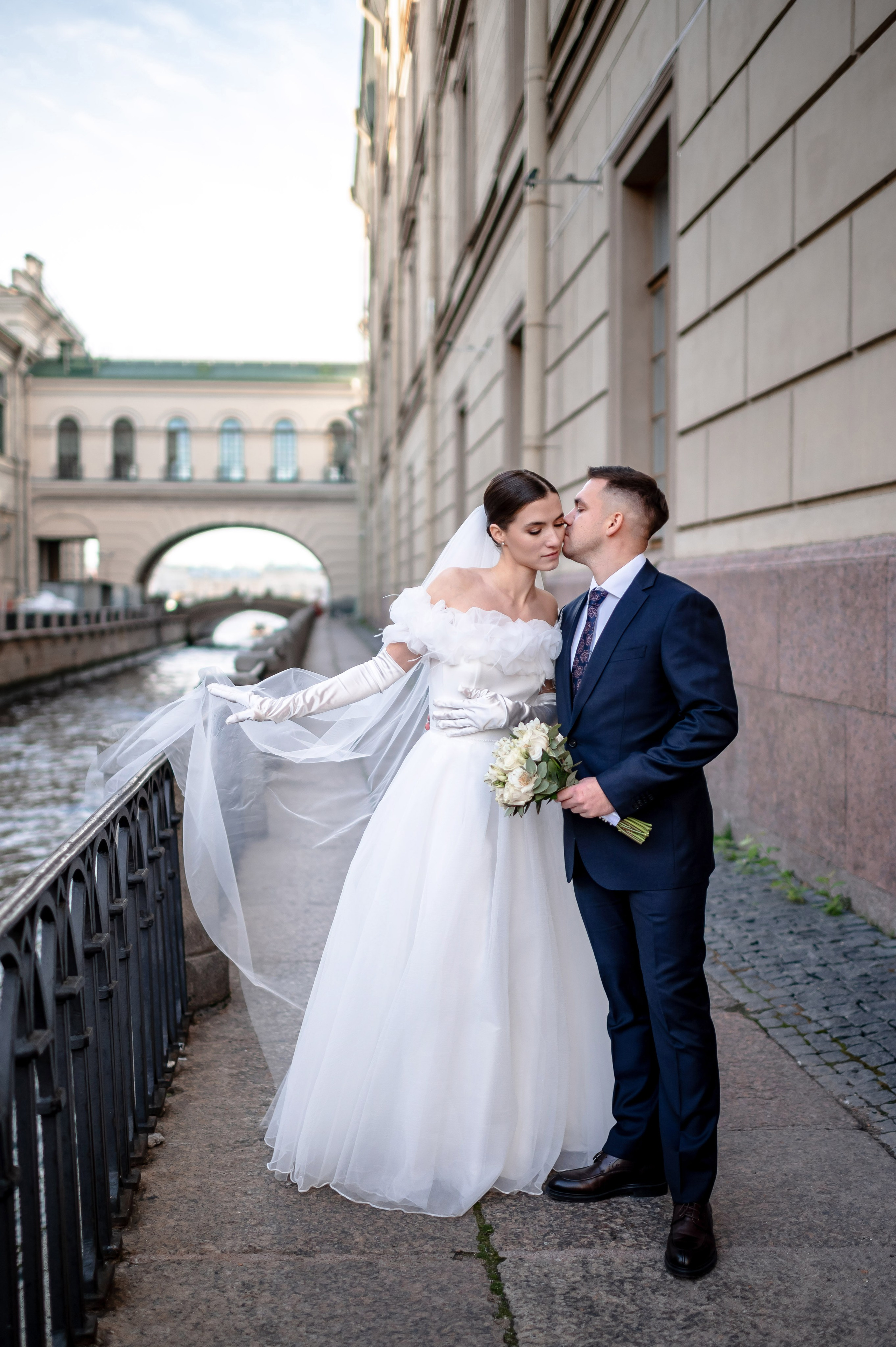 Осенняя великолепная свадебная прогулка жениха и невесты в октябре в Санкт-Петербурге в Михайловском парке и у Атлантов на Миллионной улице. Портретный, семейный и свадебный фотограф в Санкт-Петербурге и в Пушкине Ширяев Денис