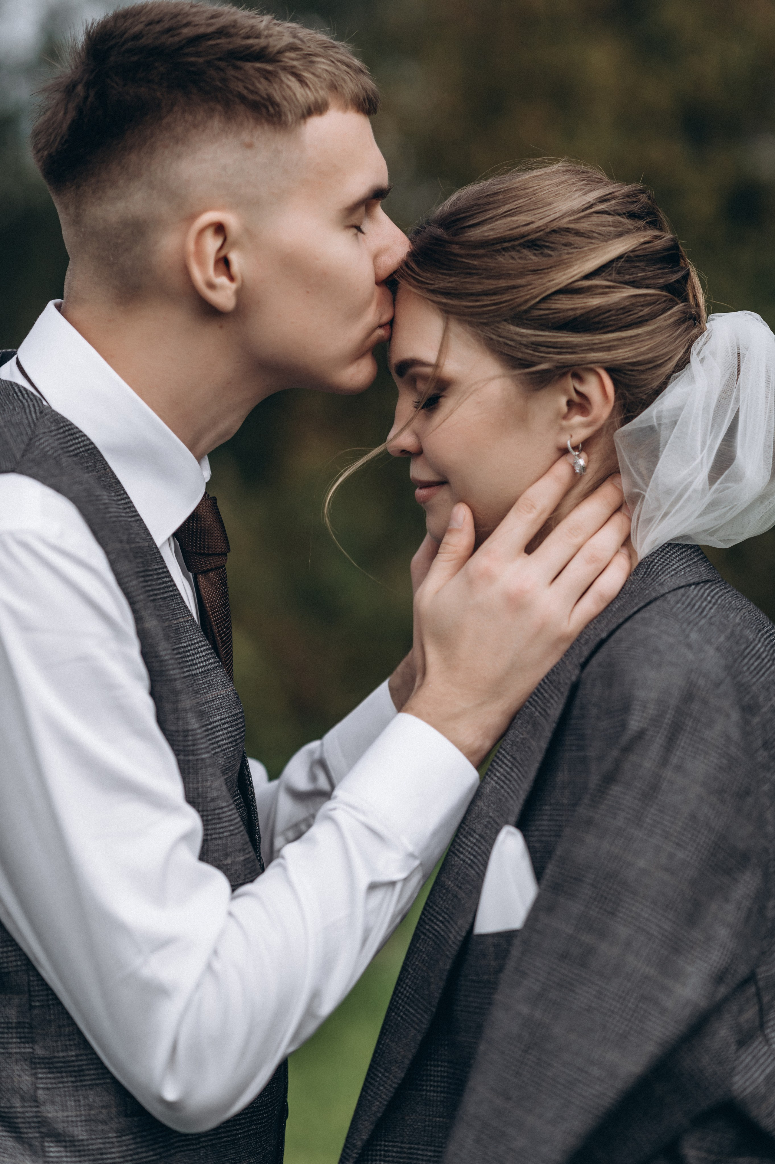 Жених целует невесту