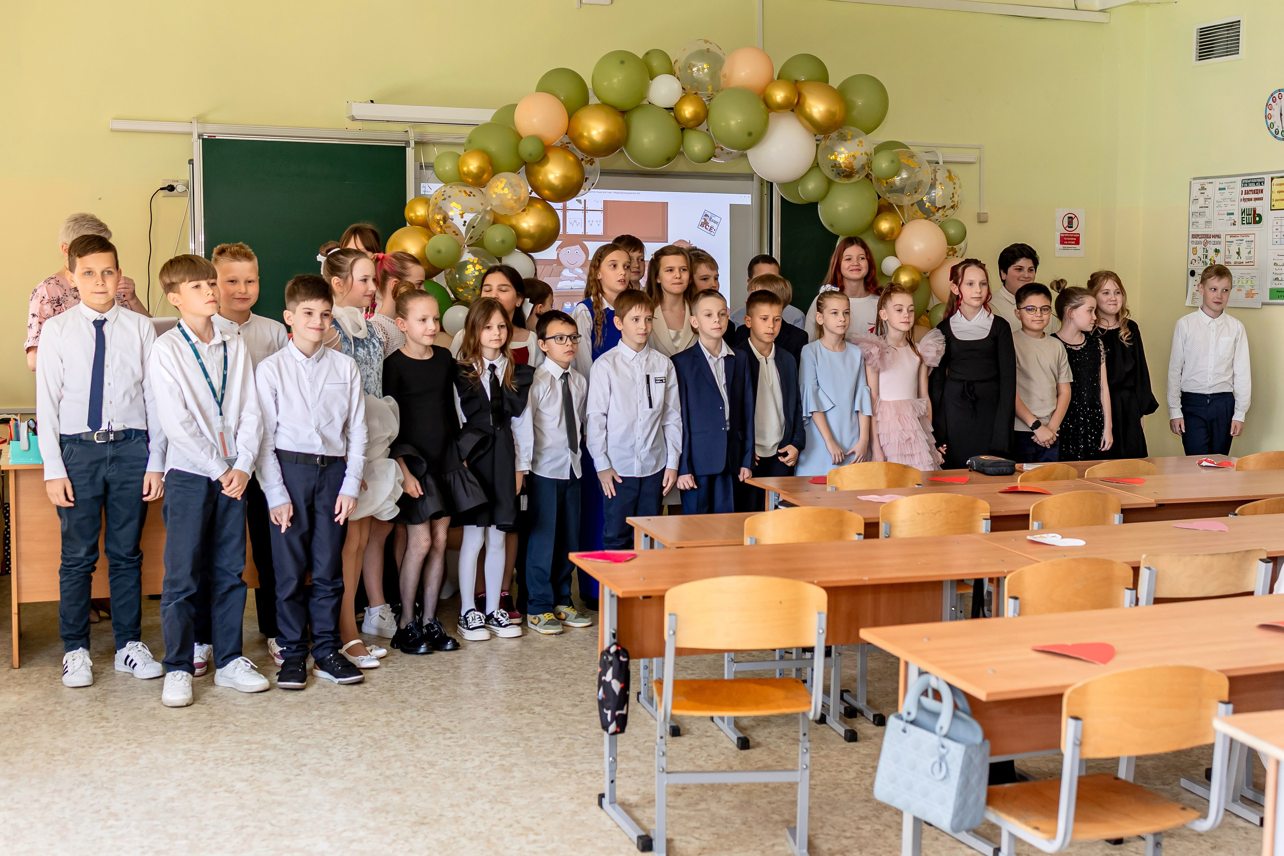 Выпускной в начальной школе в классе. Фотограф и видеограф Москва. Свадебный фотограф, видеограф. Выпускные альбомы. Оживающие альбомы