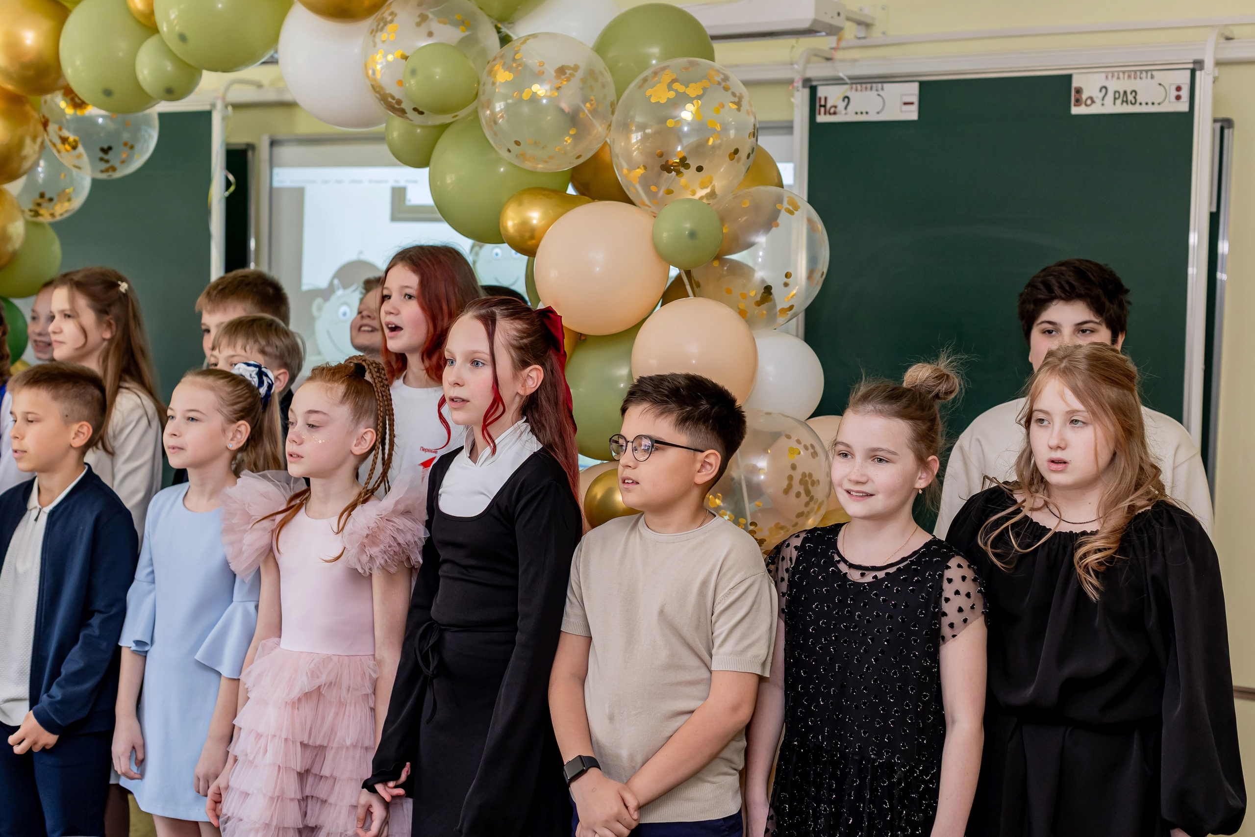 Выпускной в начальной школе в классе. Фотограф и видеограф Москва. Свадебный фотограф, видеограф. Выпускные альбомы. Оживающие альбомы