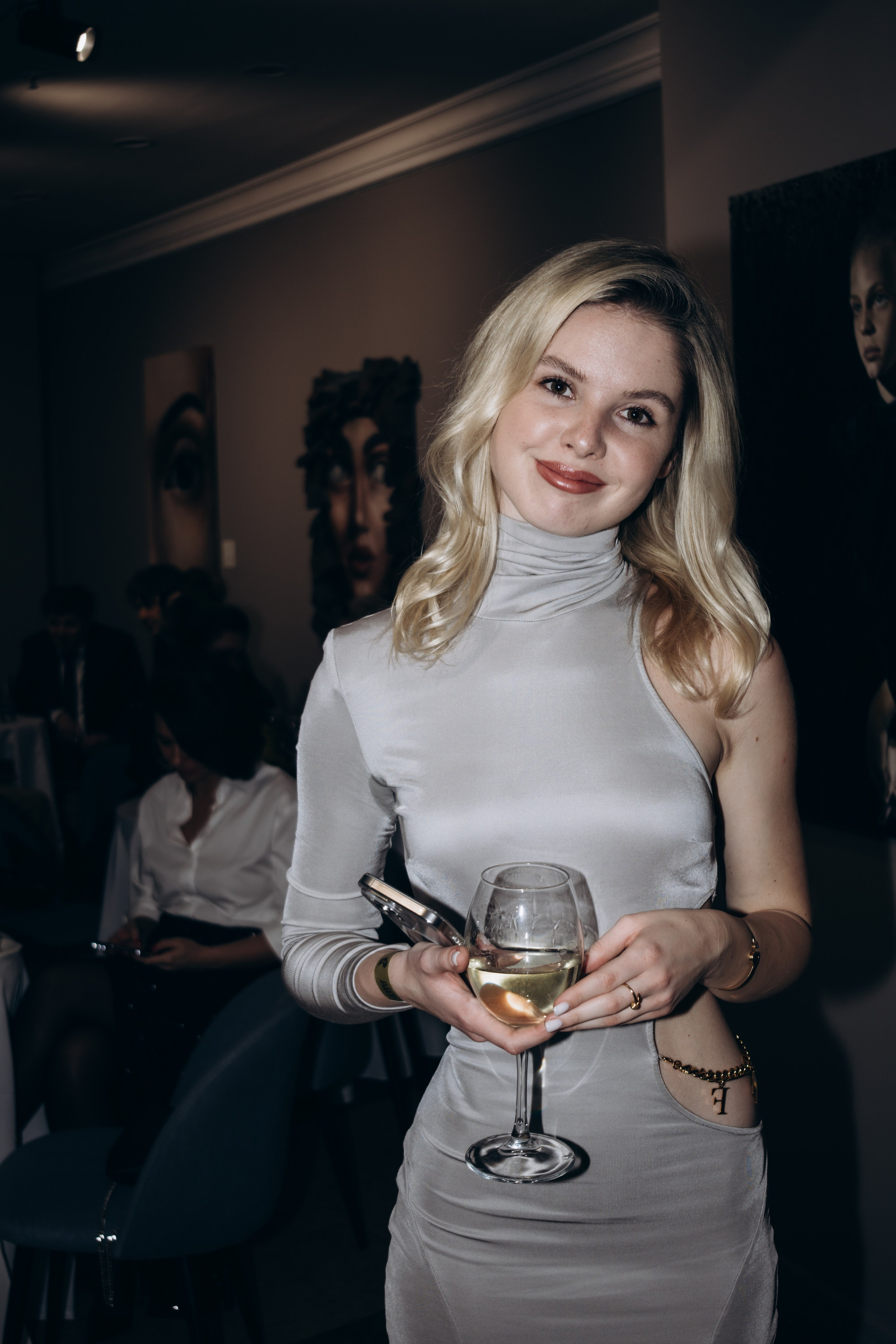 репортаж выставки художницы дарьи санатиной в москве