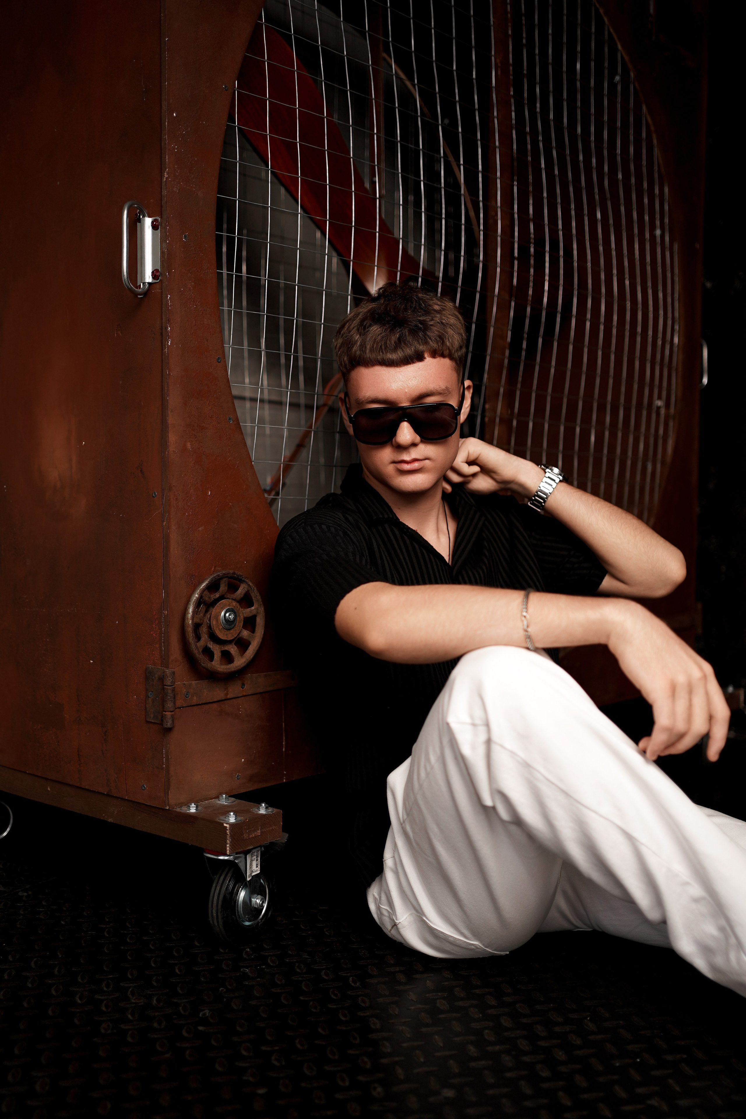 Мужская фотосессия в Ростове-на-Дону. Брутальные кадры в студии. Фотограф Алёна Чёботова. Свадебный фотограф в Ростове-на-Дону. Таинство Крещения и Венчания, семейные фотосессии. Алёна Чёботова