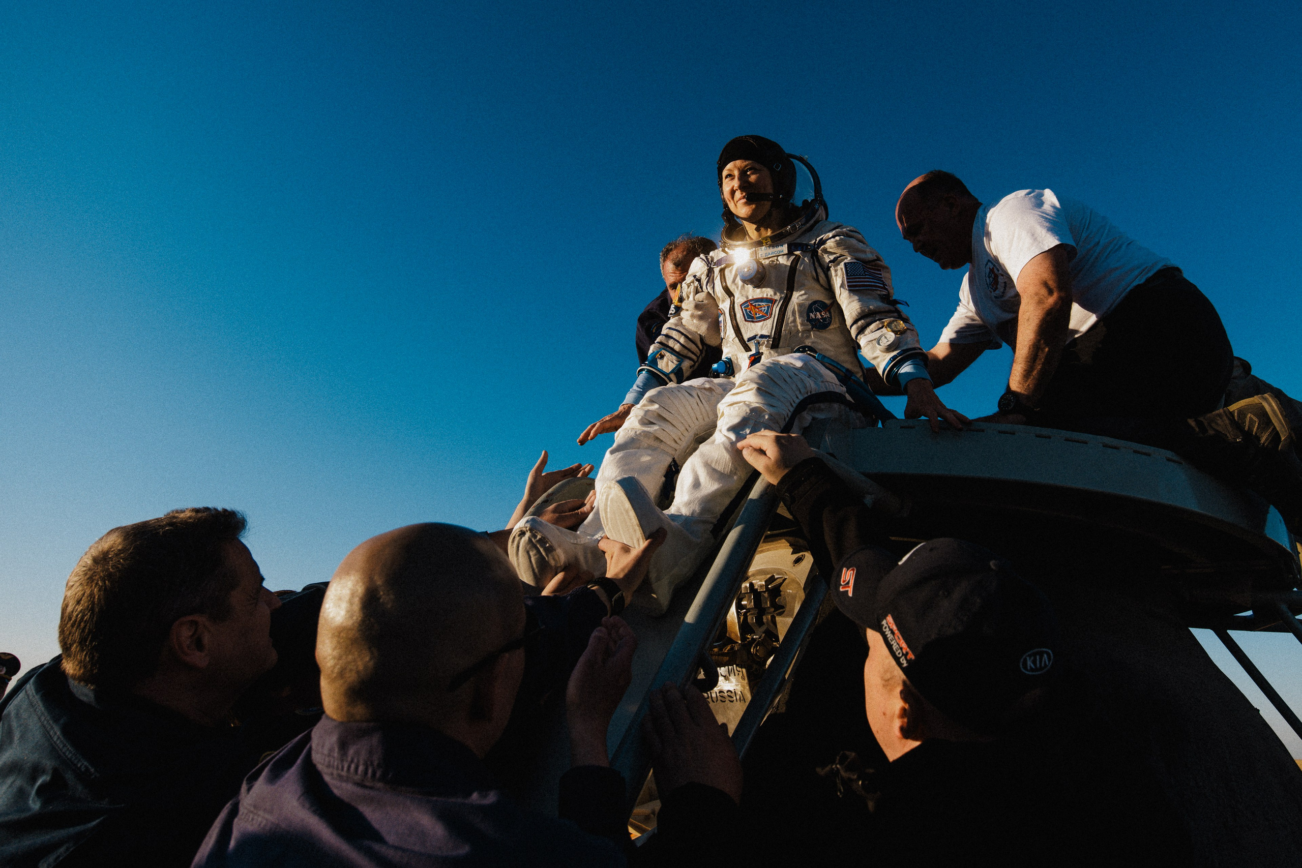 Посадка космонавтов на космическом корабле Союз. Астронавт Трейси Дайсон выходит из спускаемого аппарата. Репортажная фотография. фотограф Артем Пылаев