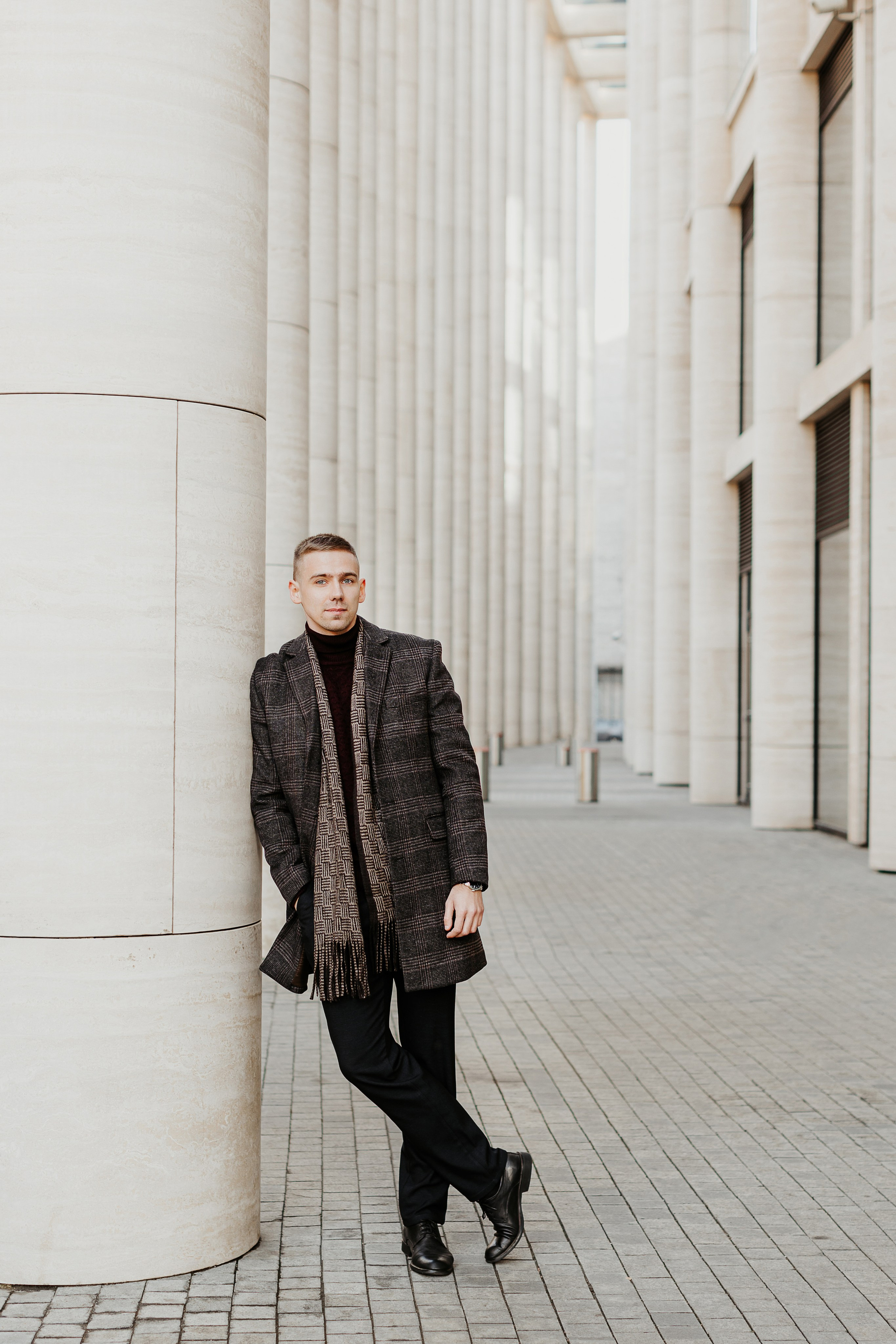 Бизнес-портрет мужчины в клетчатом пальто у бизнес-центра Невская ратуша в Санкт-Петербурге