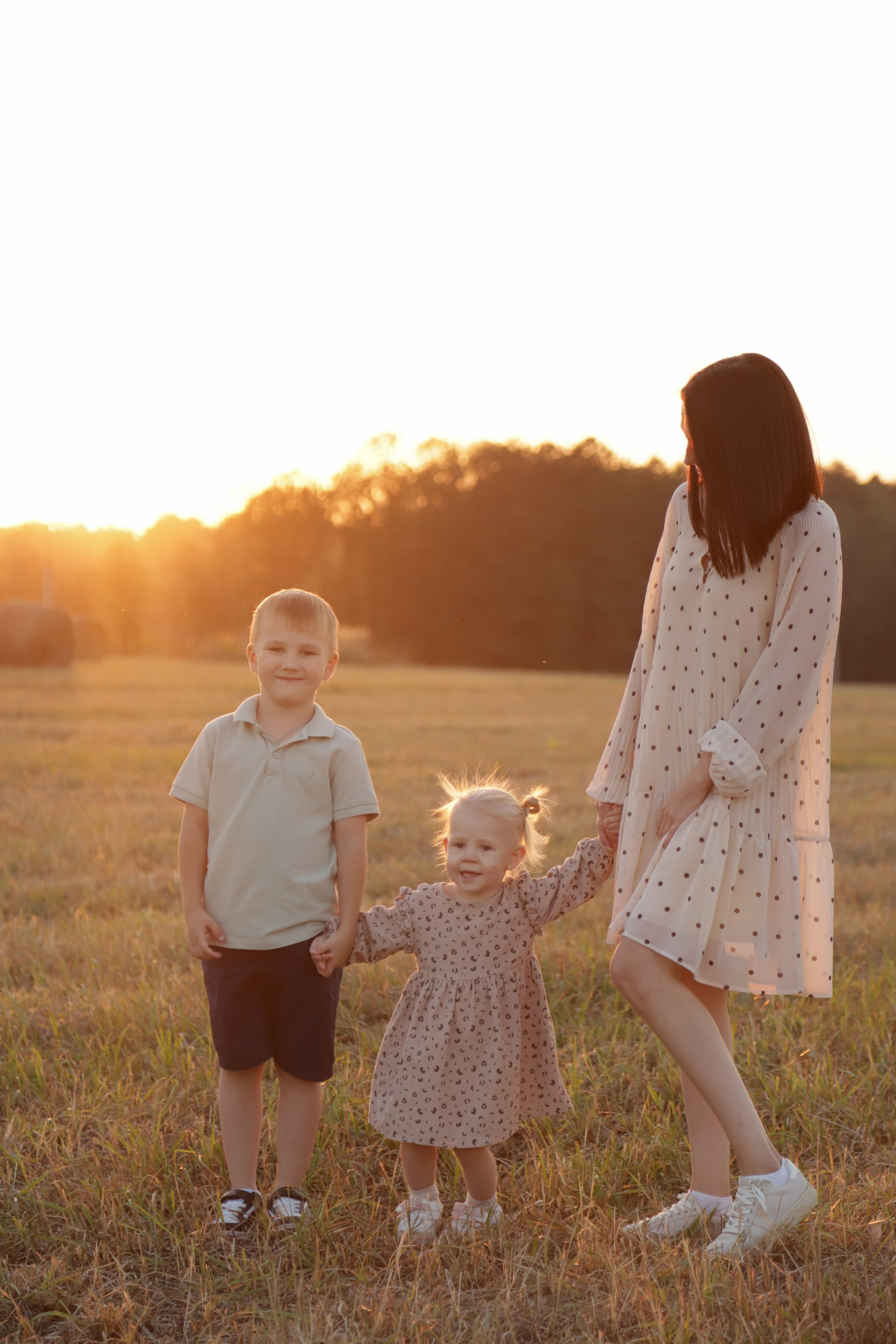 Мама с детьми в поле стога. Диана Николаева — фотограф город Балашиха