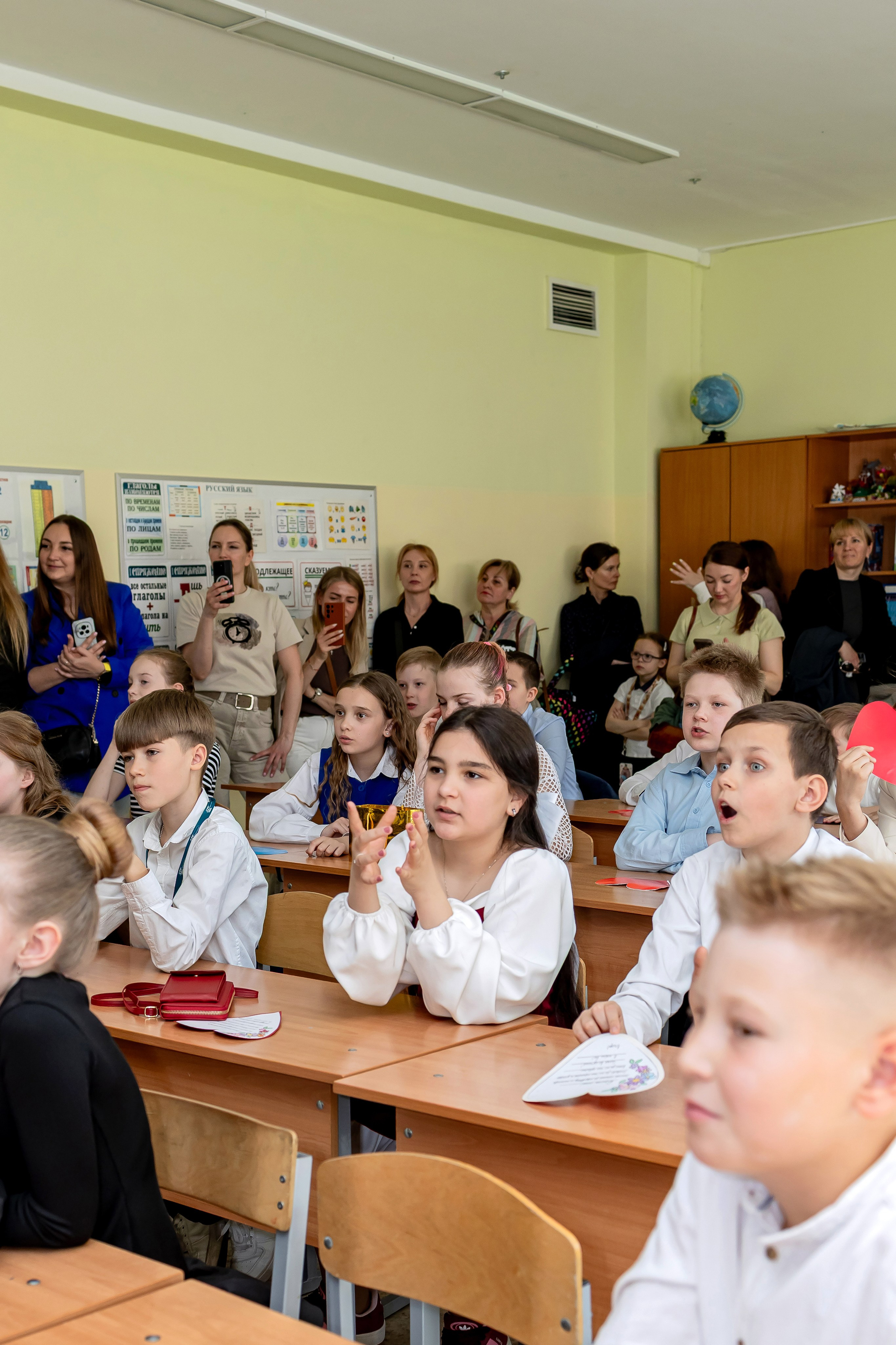 Выпускной в начальной школе в классе. Фотограф и видеограф Москва. Свадебный фотограф, видеограф. Выпускные альбомы. Оживающие альбомы