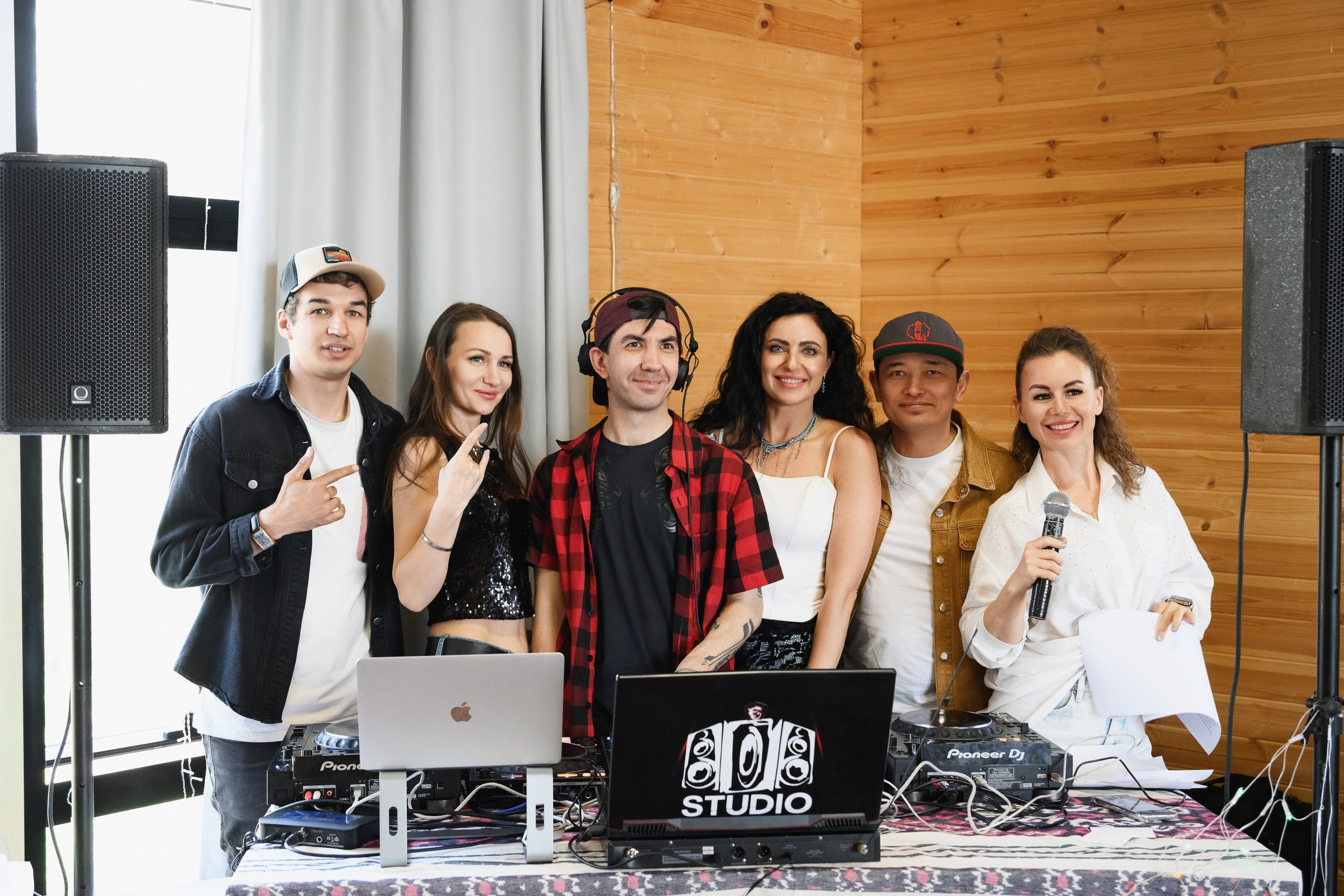 Фотосъемка дня рождения в Петропавловске-Камчатском. Яркая фотосессия дня рождения на природе в Петропавловске-Камчатском. Веселые моменты праздника с друзьями в кадре. Профессиональная съемка детских и взрослых дней рождения. Фотосессия дня рождения в Петропавловске-Камчатском.