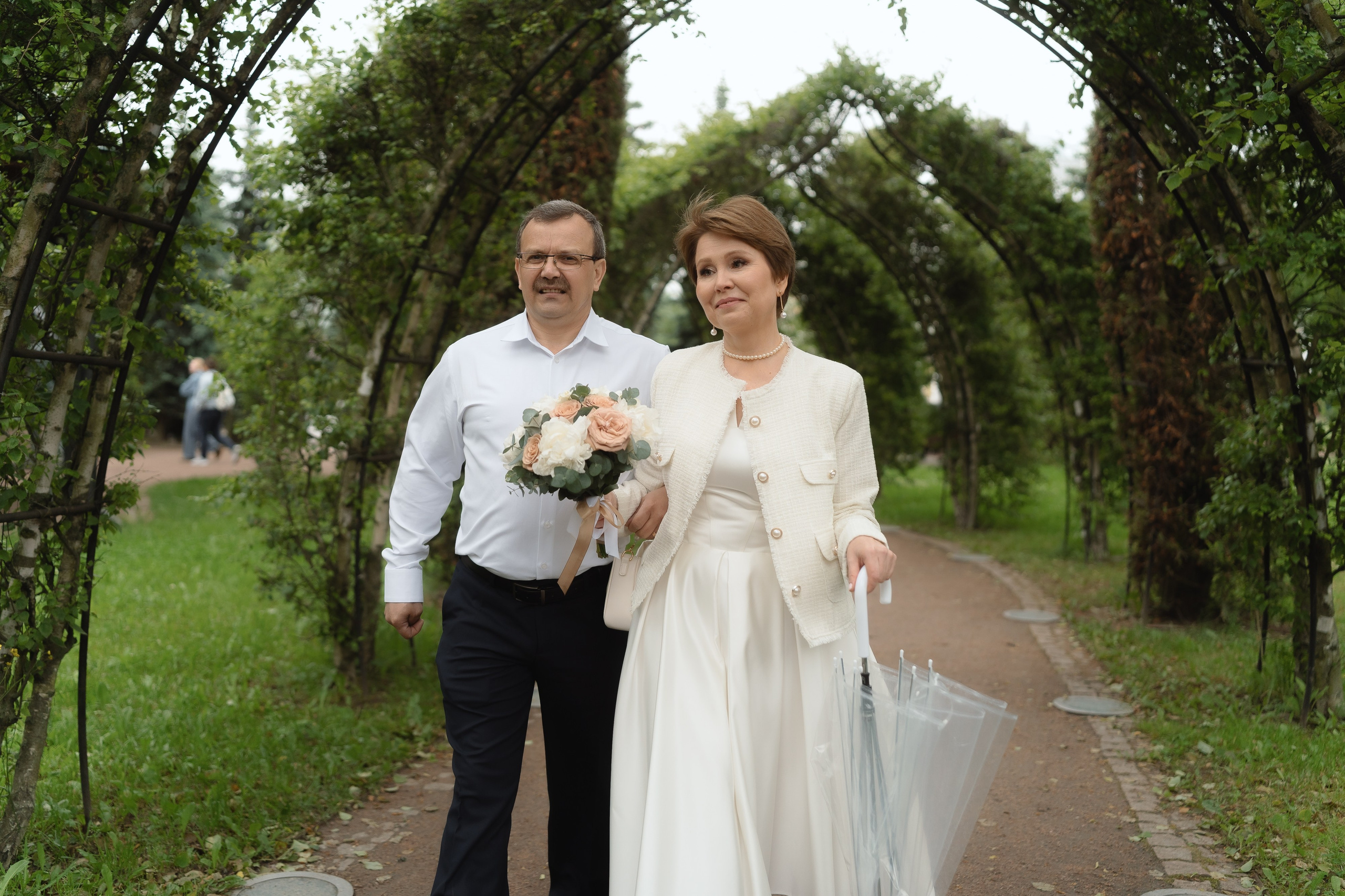 Пара гуляет в Петергофе после ЗАГСа