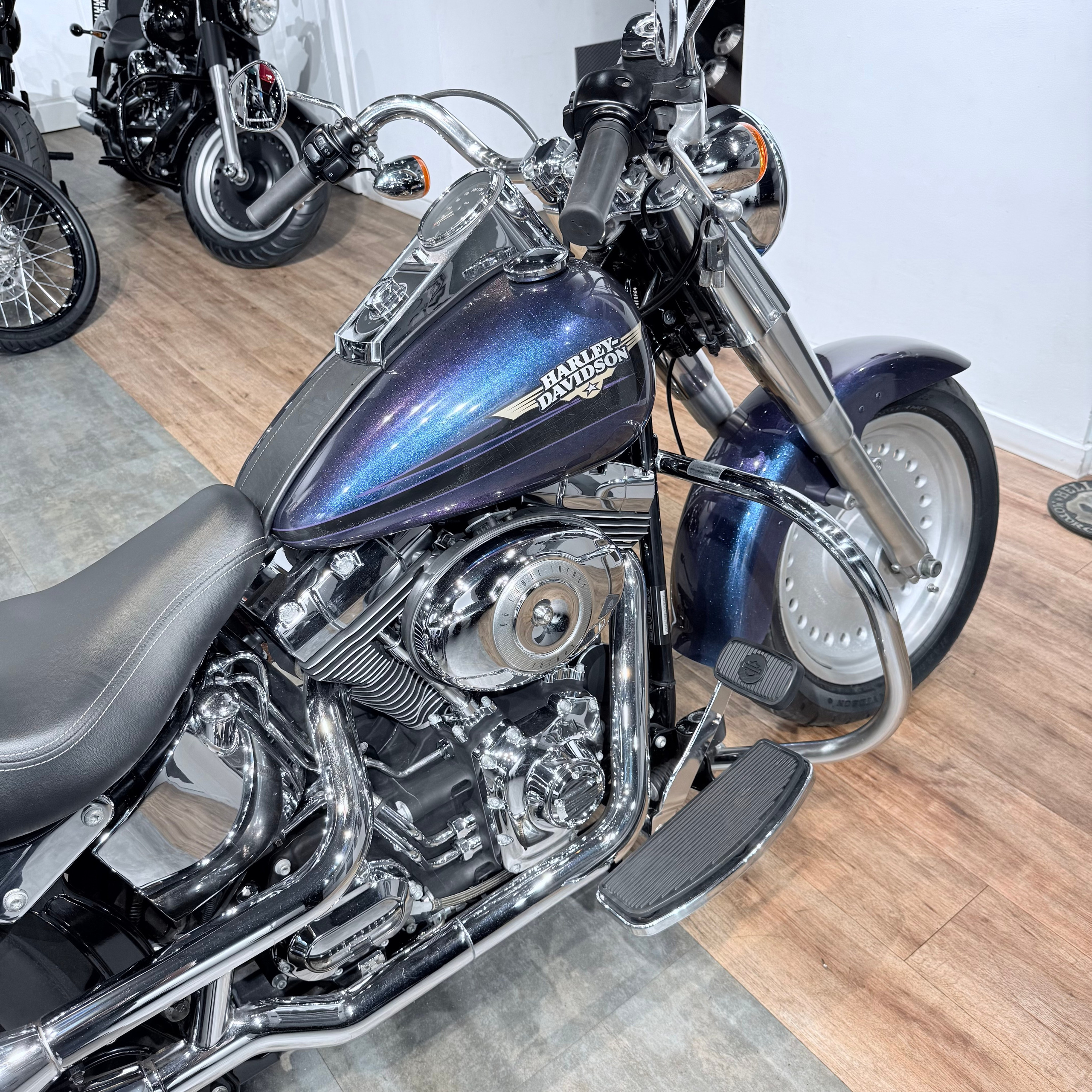 Мотоциклы Harley-Davidson 2010 Fat Boy (Flame Blue Pearl) (Softail) — купить мотоцикл. Hello Davidson, Москва. Только хорошие мотоциклы…