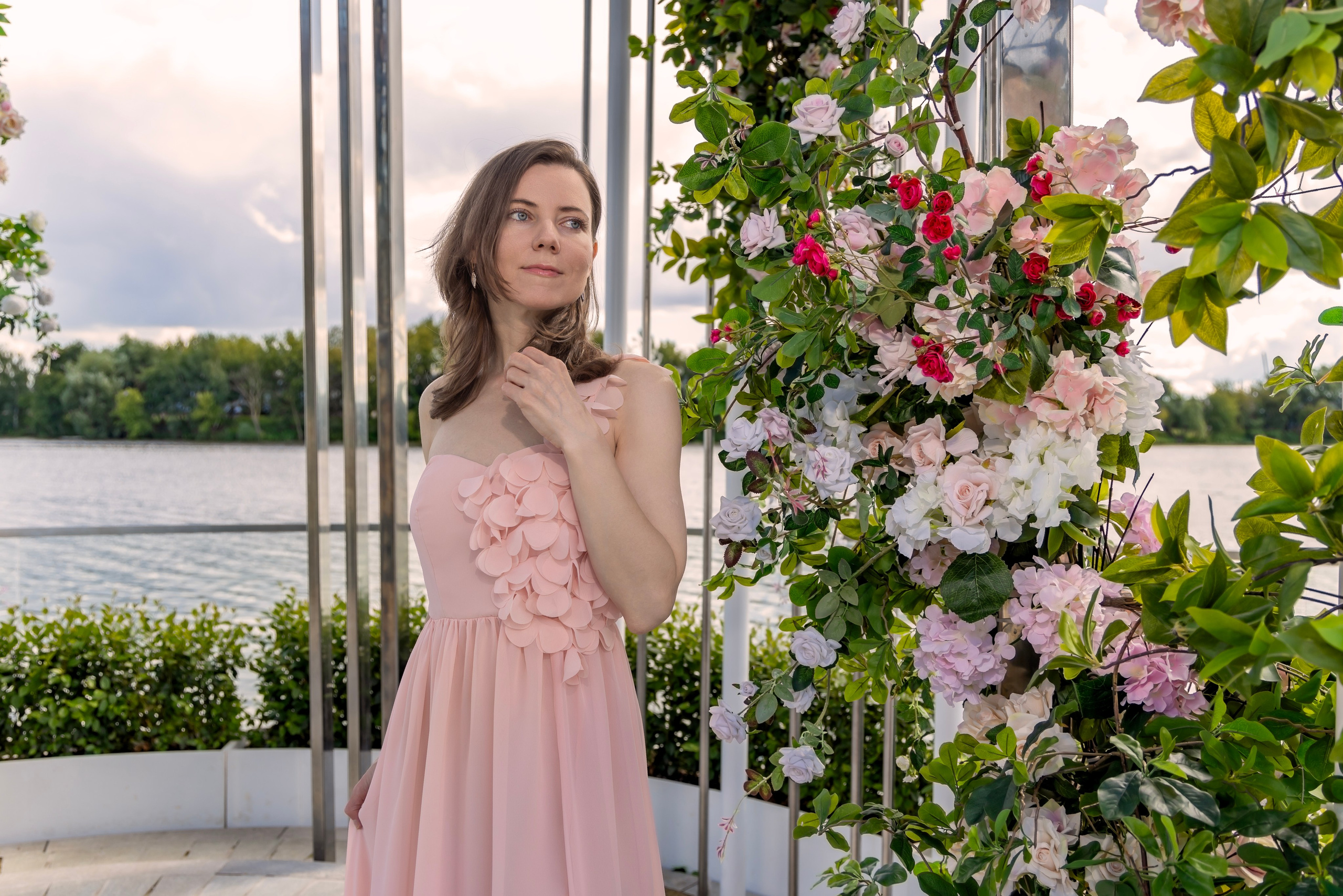 Фотосессия на новой набережной Коломенского: нежность, цветы и вдохновение. Репортажный, семейный и студийный фотограф в Москве Демин Алексей