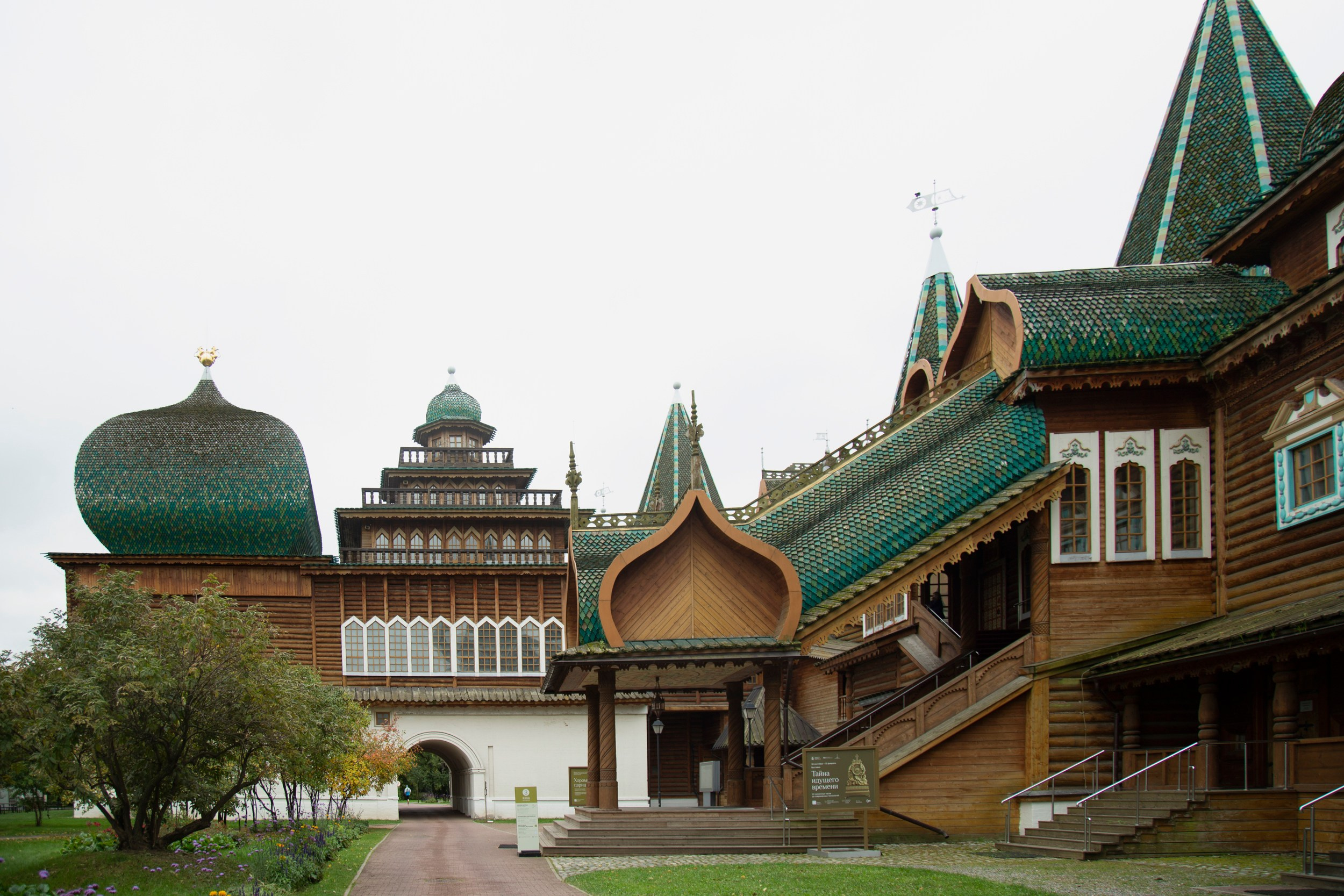 Свадебная фотосессия бракосочетания во Дворце Алексея Михайловича в Коломенском в Москве для Ирины и Андрея. Фотосессия в студии в Москве от профессионального фотографа услуги по доступным ценам